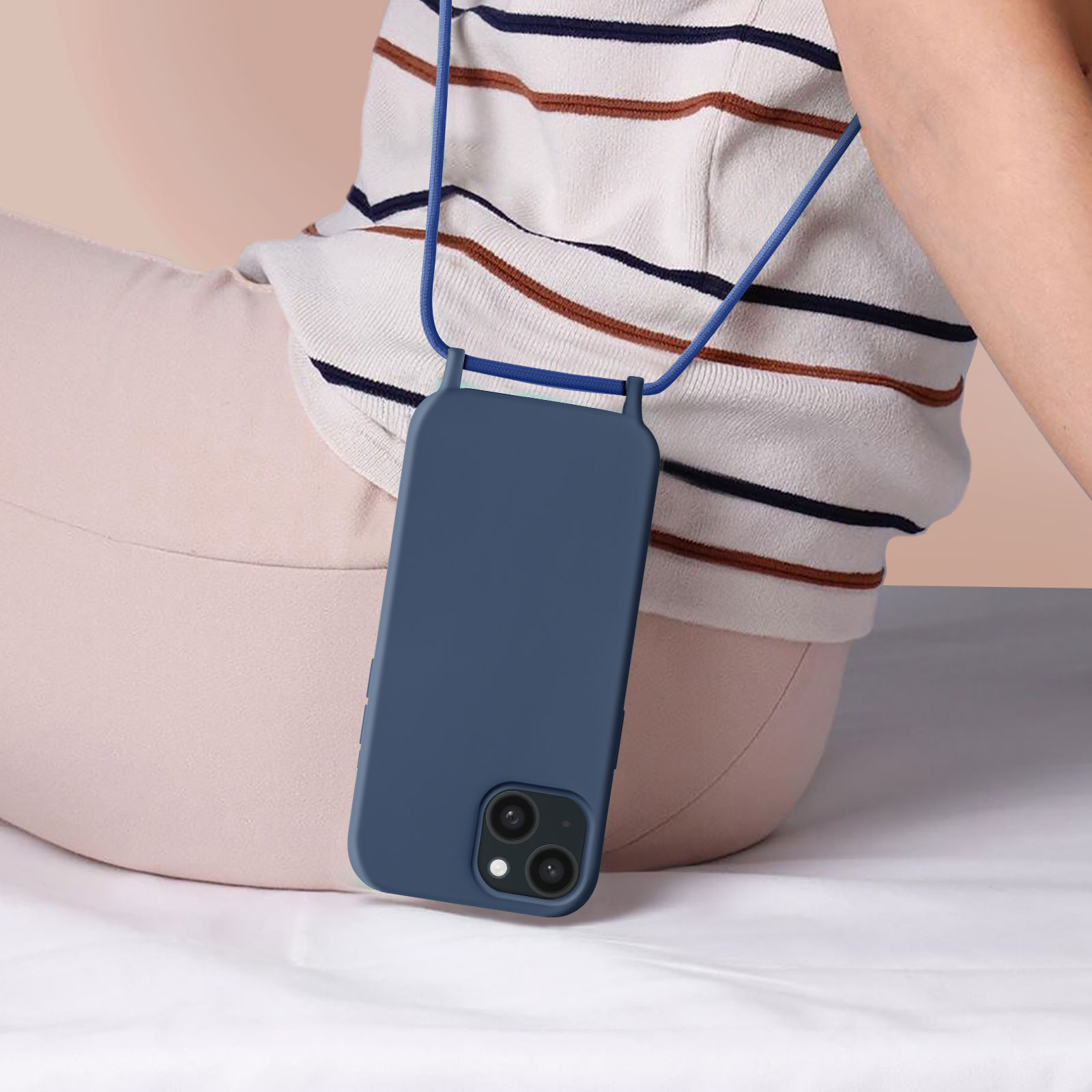 Persona con custodia blu navy con cordino blu. La persona indossa pantaloni beige.