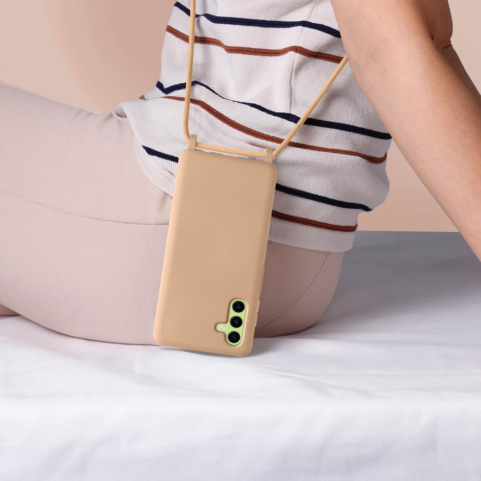 Custodia beige con cordino beige al collo. Una persona è seduta.