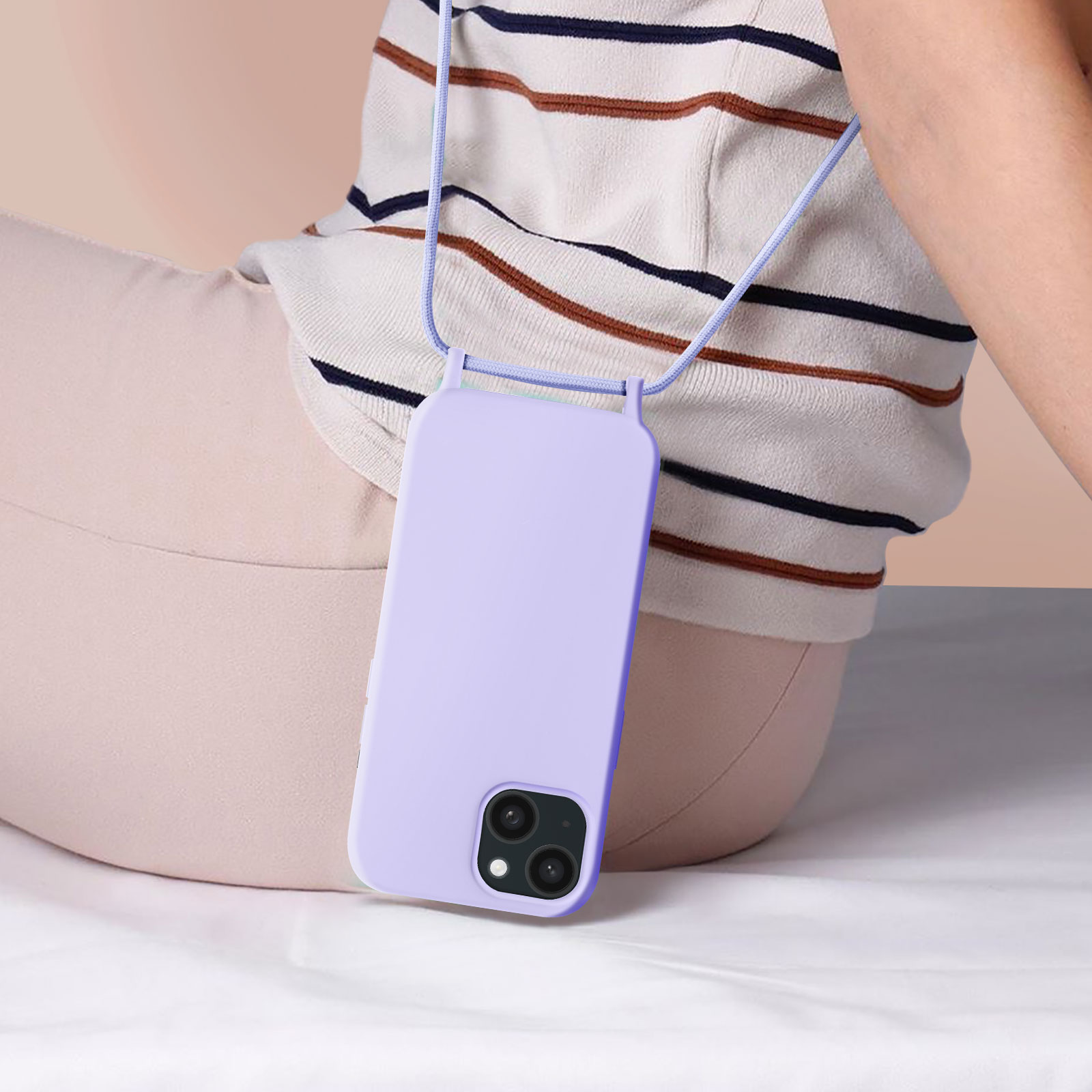 Een persoon die een lila telefoonhoesje met een koord draagt. De hoes hangt.