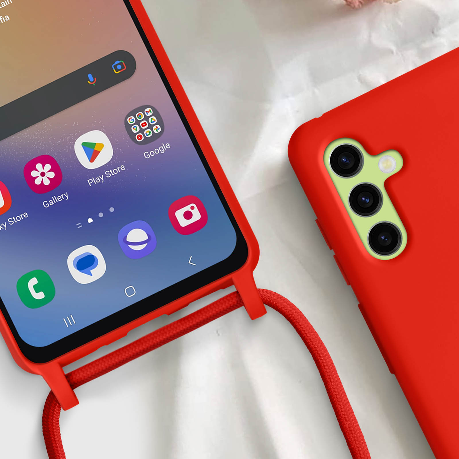Custodia rossa con telefono. Schermo visibile, cavo rosso, su superficie bianca.