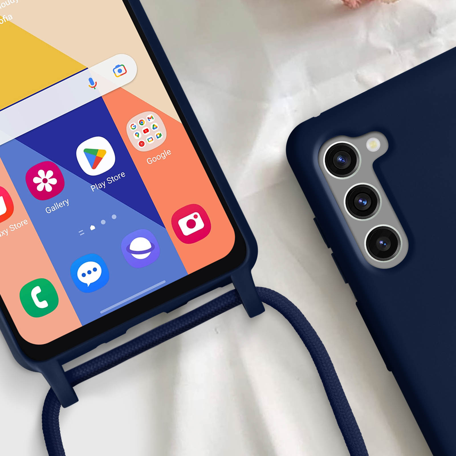 Un téléphone dans un étui bleu marine avec un cordon, sur une surface claire.
