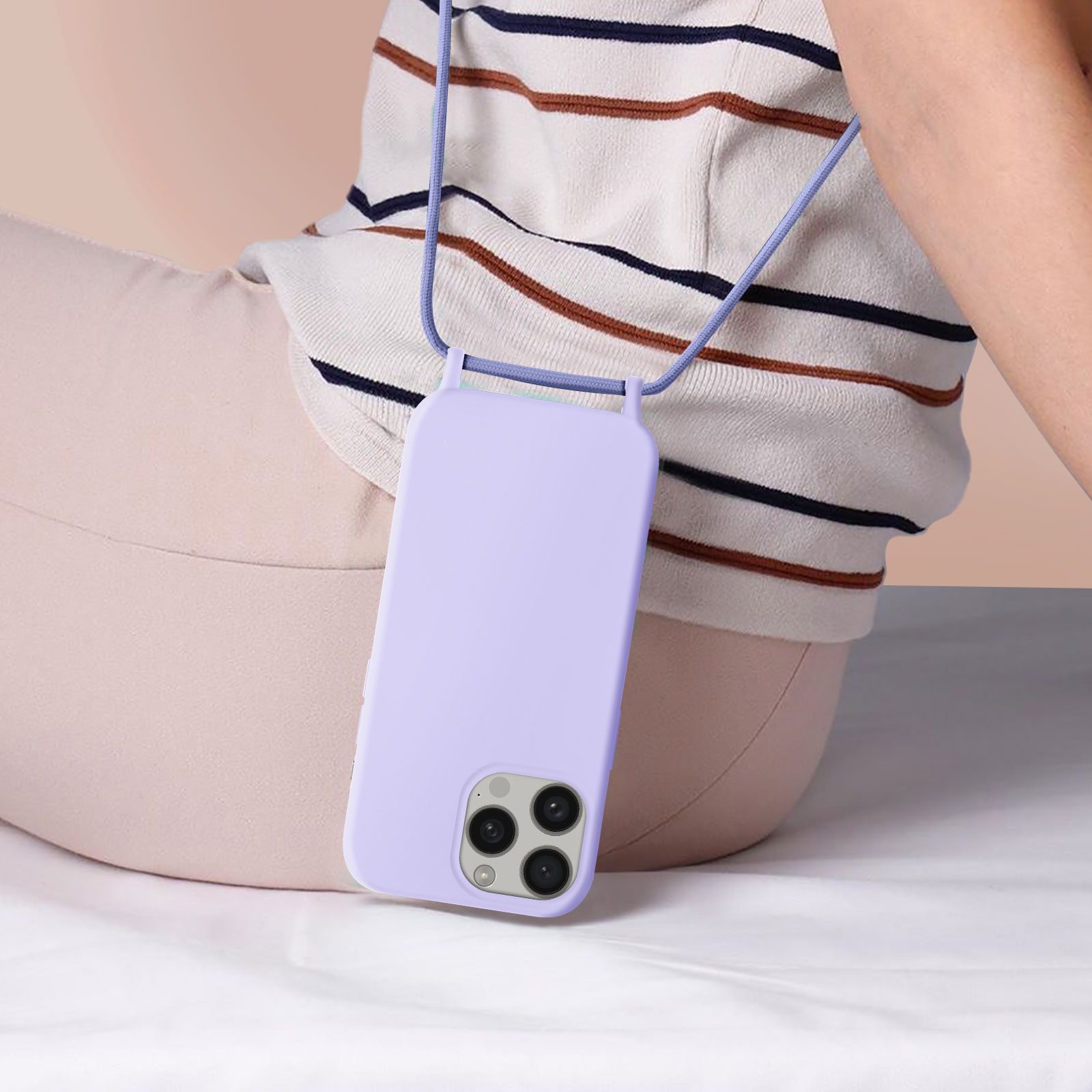Custodia per telefono su cinturino, colore lilla chiaro, tenuta da persona con pantaloni rosa chiaro.