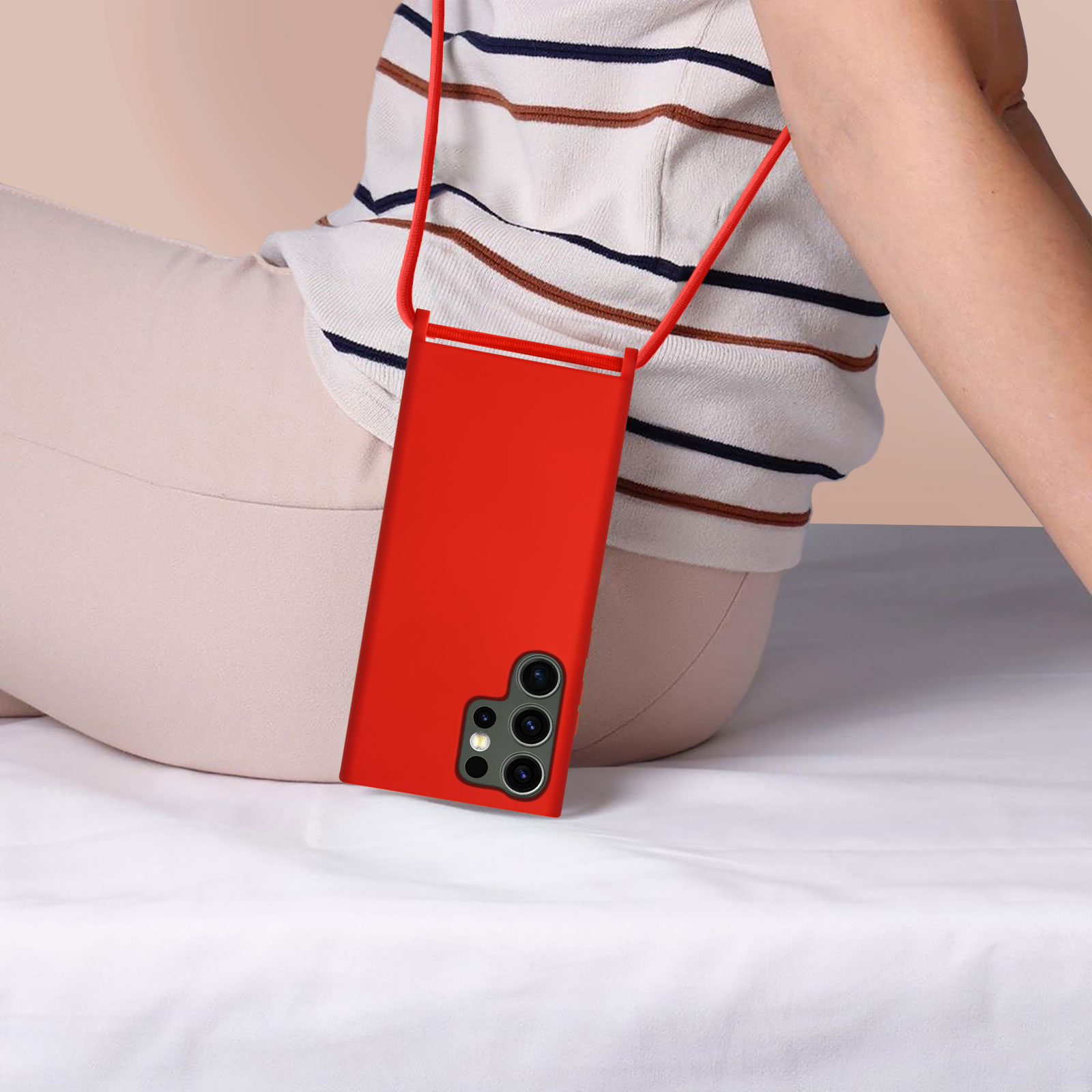 Persona che indossa una custodia rossa al collo. La custodia del telefono è rossa e ha una fotocamera.