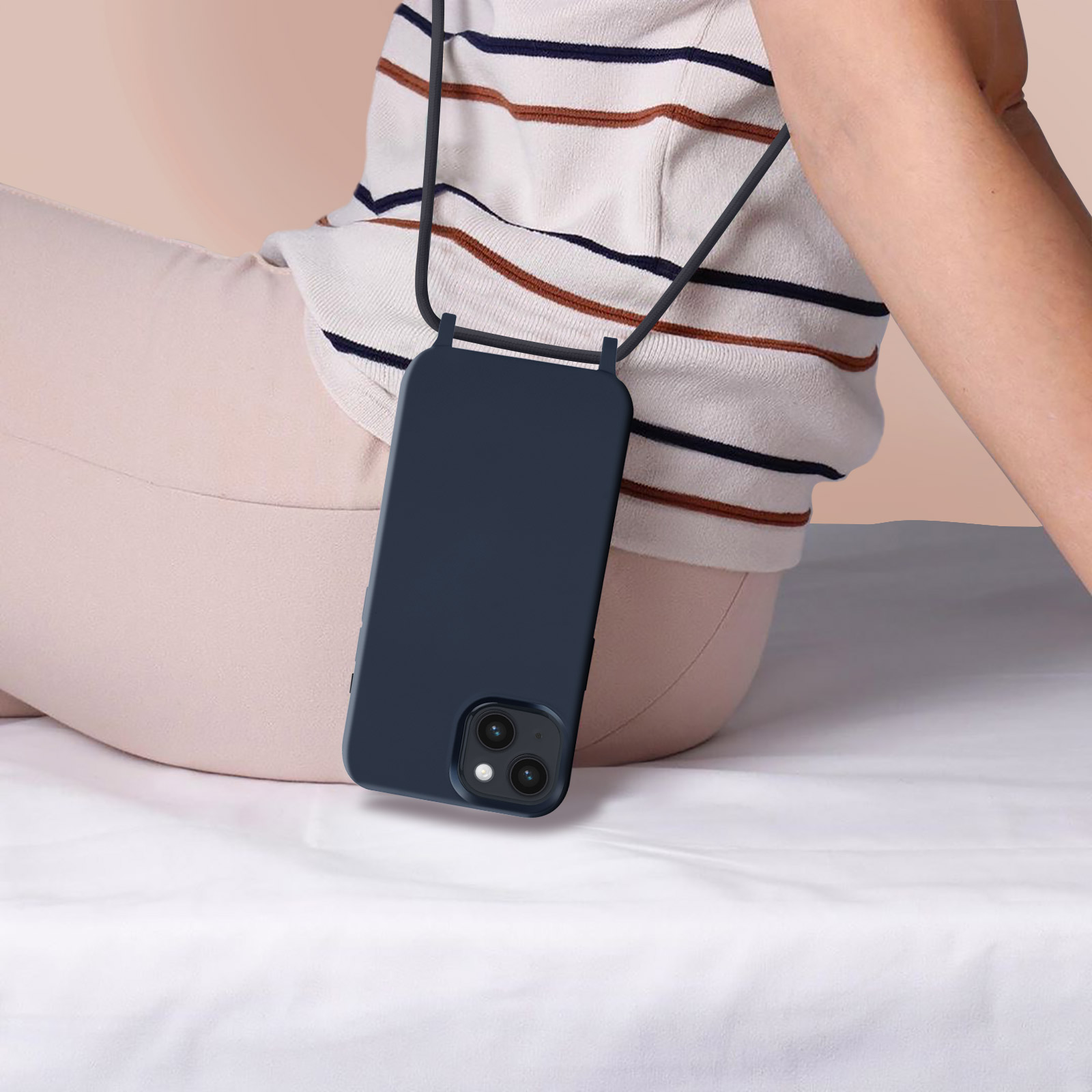 Persoon met een gestreept shirt met een donkerblauwe telefoonhoes die aan een zwarte string om de nek hangt.