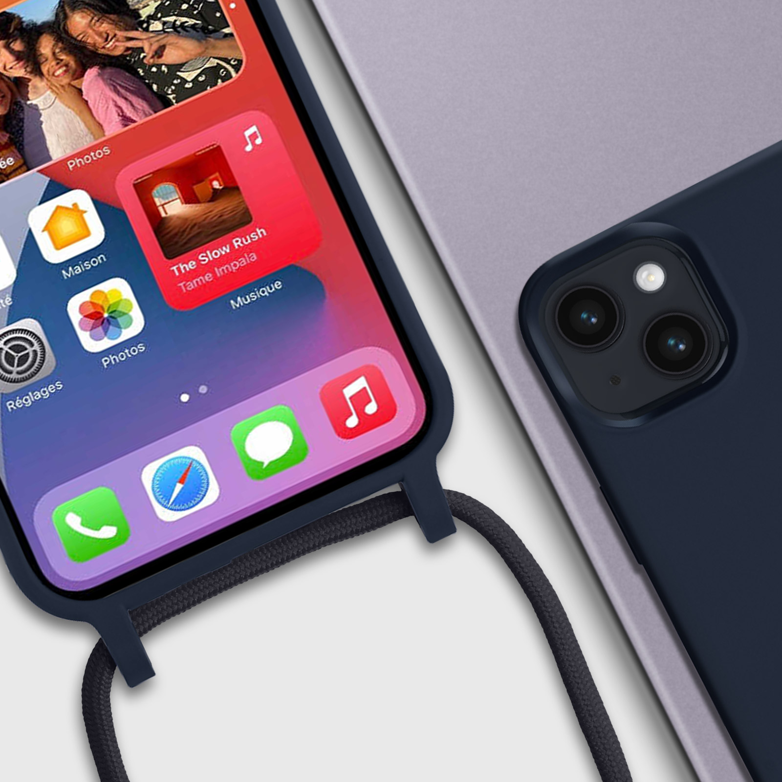 Close-up van een telefoon met muziekapp-pictogrammen op het scherm. De telefoon zit in een hoesje met een koord.