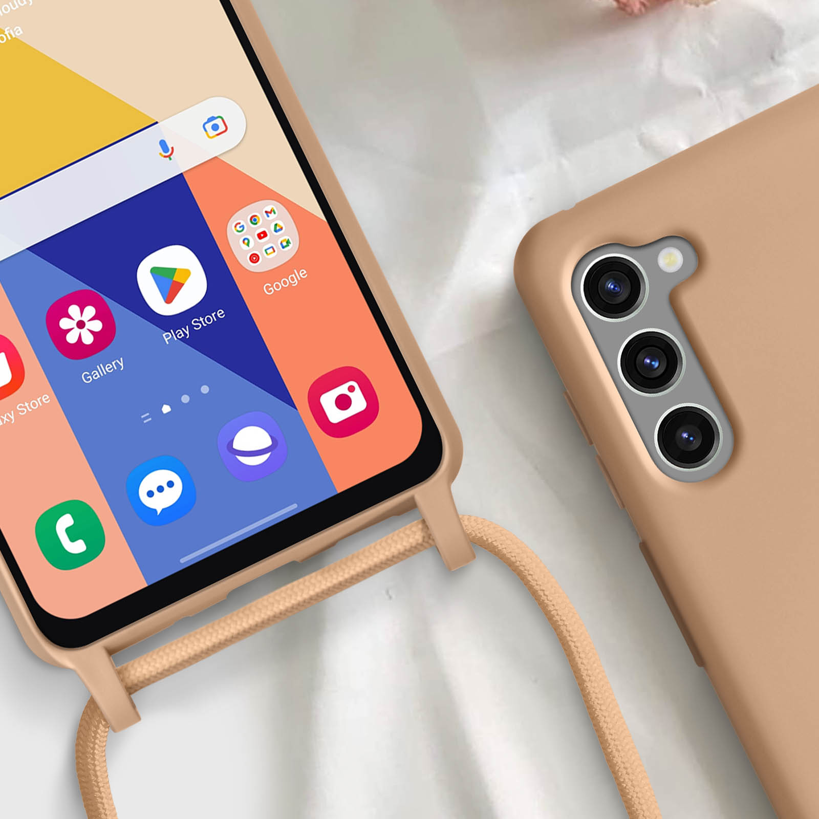 Telefono con custodia, cordino e icone delle app. Custodia e cordino beige. Lo schermo mostra varie icone.