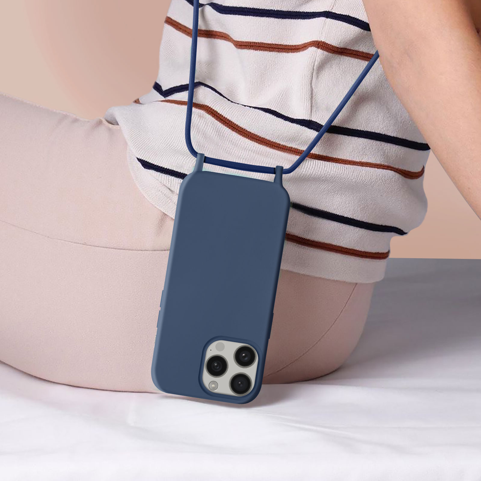 Una persona indossa una custodia blu con un cinturino blu, seduta su un letto.