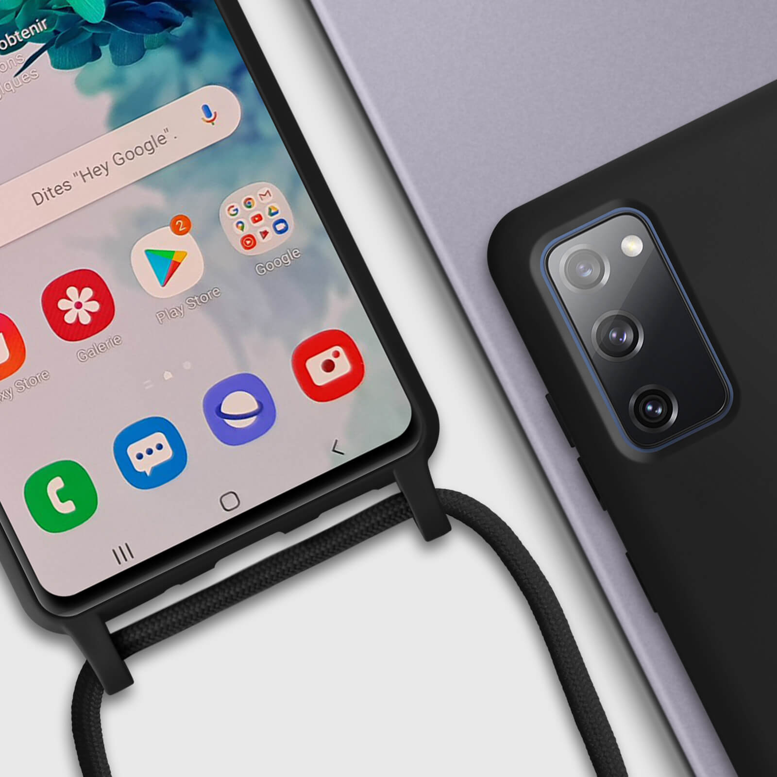 Téléphone avec coque noire et cordon. Affiche l'écran et les applications, cordon noir.