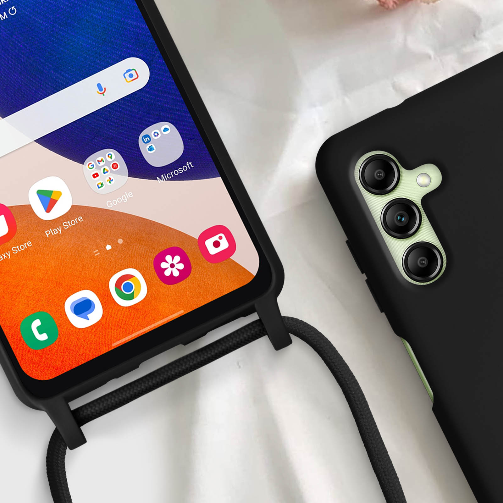 Telefono con custodia e cordino in mano. Mostra le app. Primo piano.