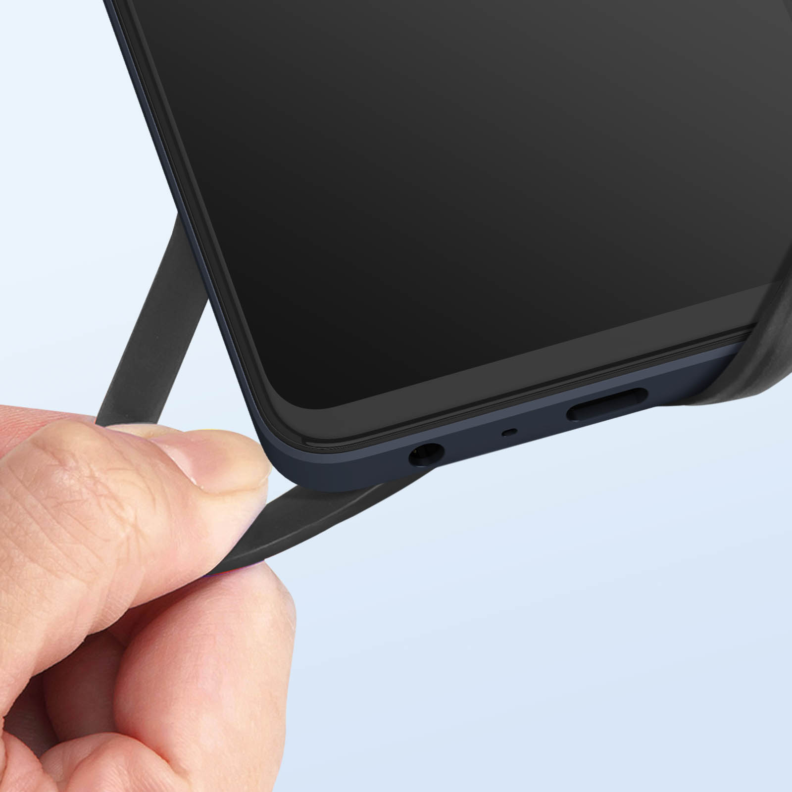 Mano che tiene un telefono, mostrando il bordo inferiore. Il telefono ha una cornice blu.