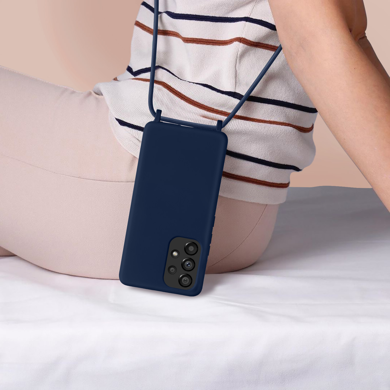 Coque de téléphone bleu marine avec trois lentilles de caméra, sur fond blanc.