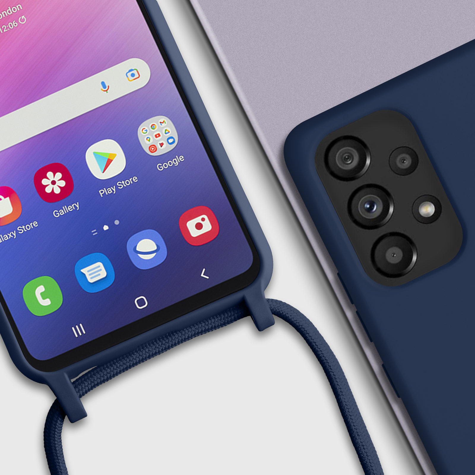 Gros plan d'un téléphone bleu avec des applications sur l'écran. Un étui violet est également visible.