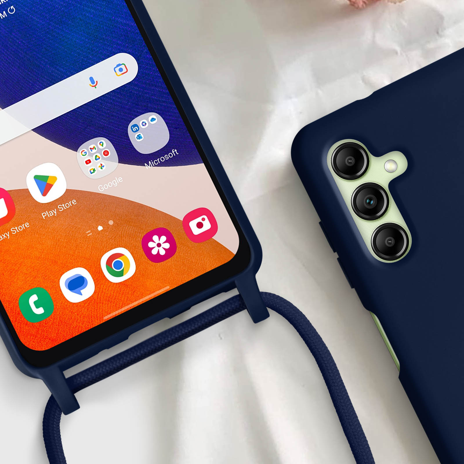 Un telefono con app aperte e una custodia abbinata con cordino. Il telefono è blu scuro.