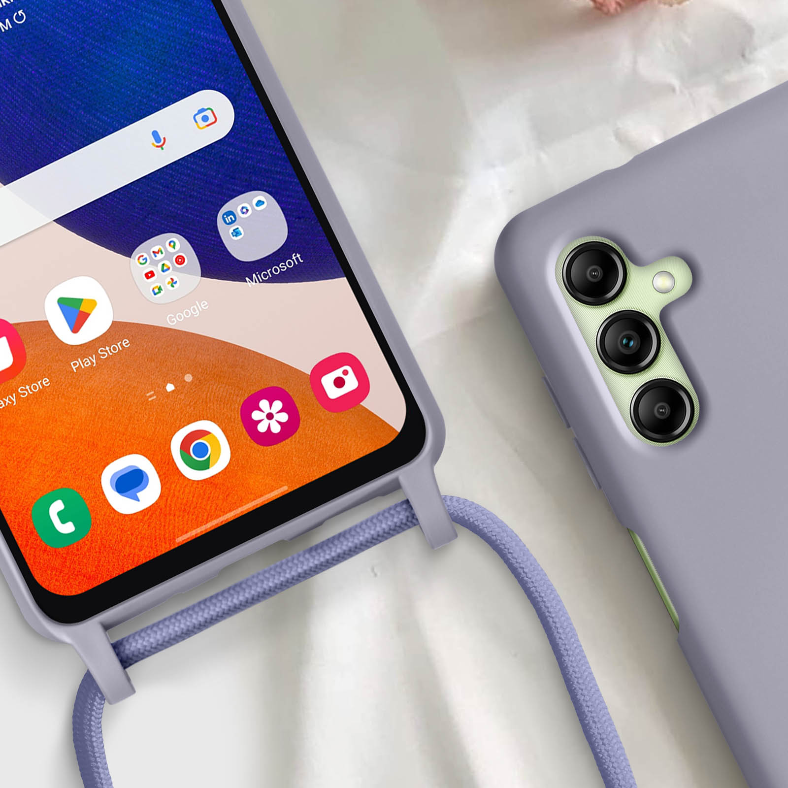 Custodia e telefono viola con un cordino viola. Sfondo bianco.