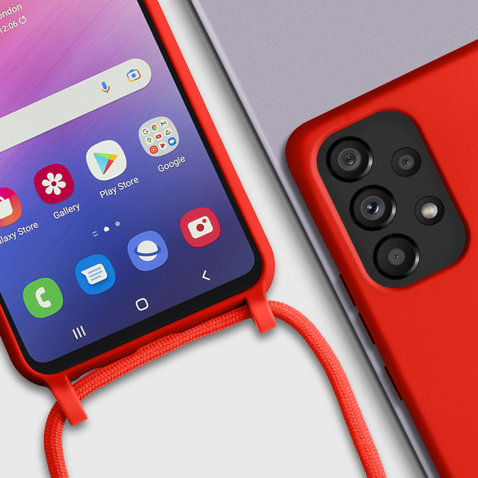 Gros plan d'un téléphone rouge avec un cordon rouge et une coque lavande sur une surface blanche.