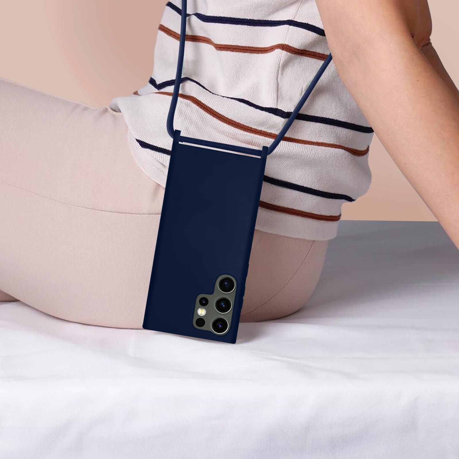Donna con custodia per telefono e cinturino. La custodia è blu e il cinturino è blu.