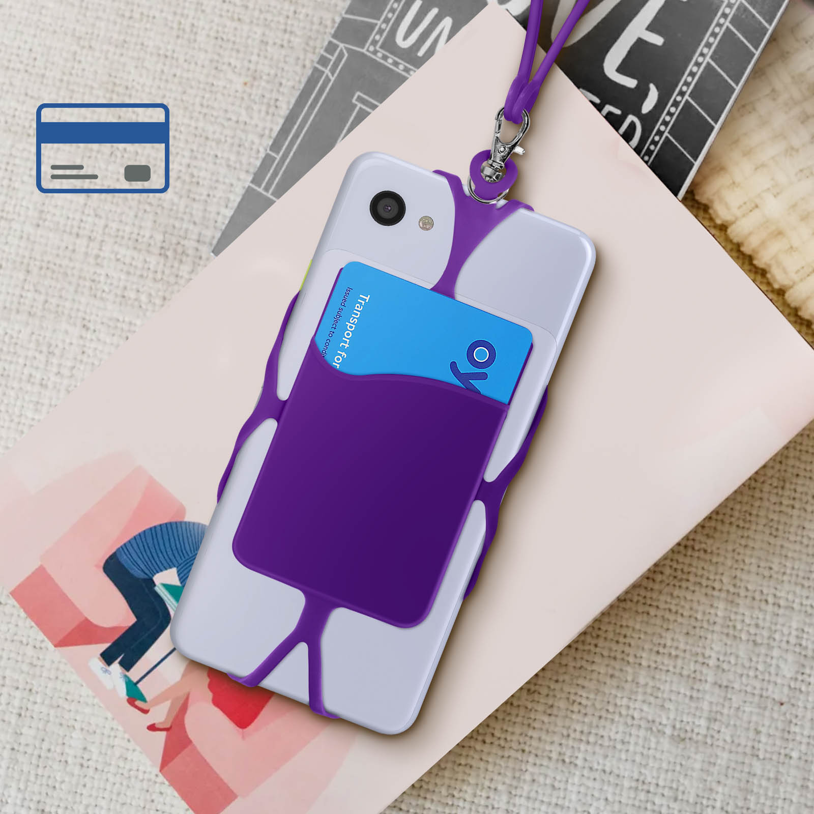 Un telefono con una custodia viola e un cinturino viola che tiene una carta con testo.