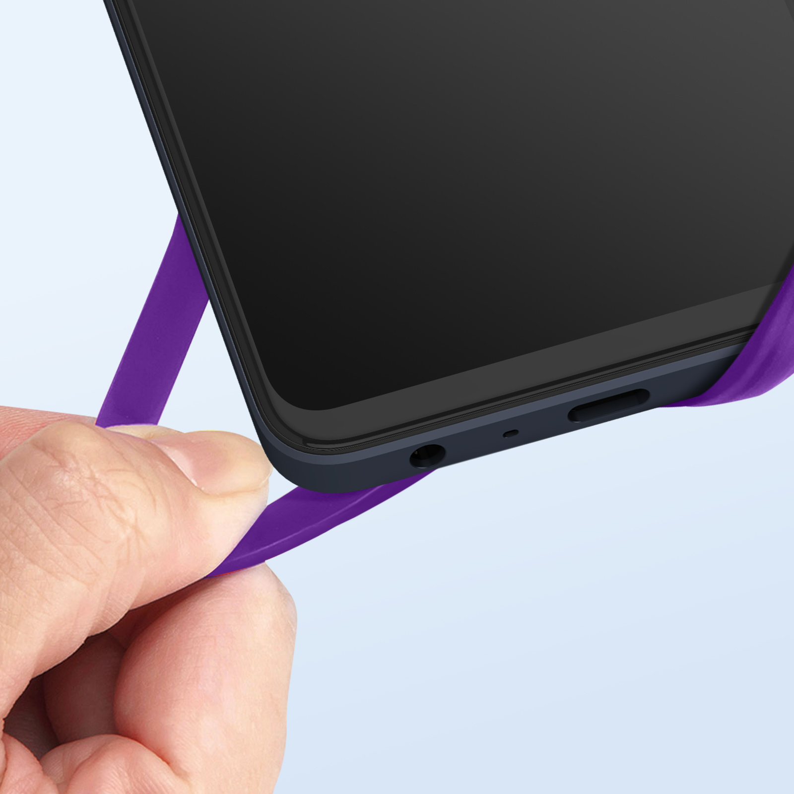 Mano che tiene un telefono con cinturino viola, schermo rivolto verso l'esterno.