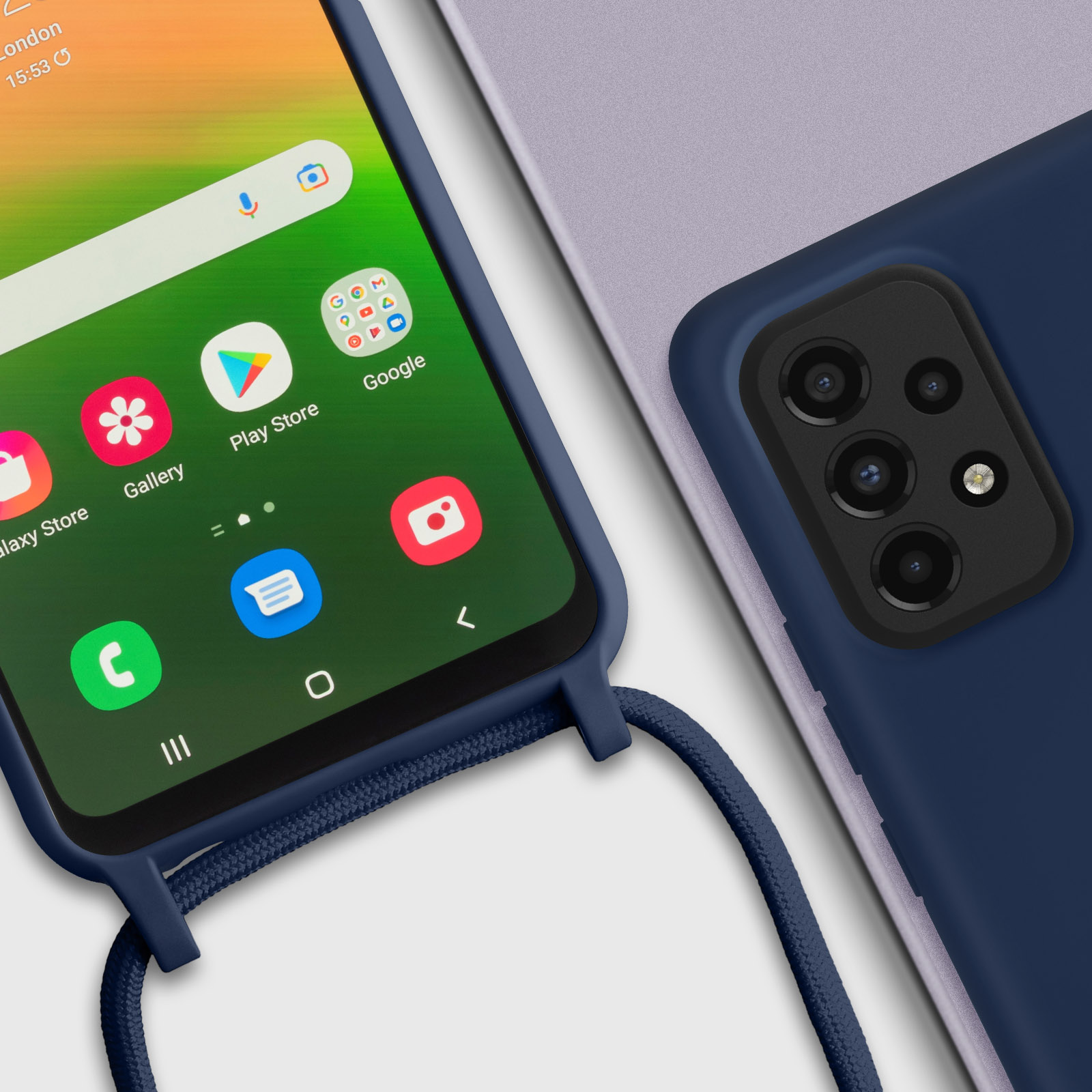 Custodia per telefono blu con cordino blu. Telefono con icone delle app. Sfondo bianco.