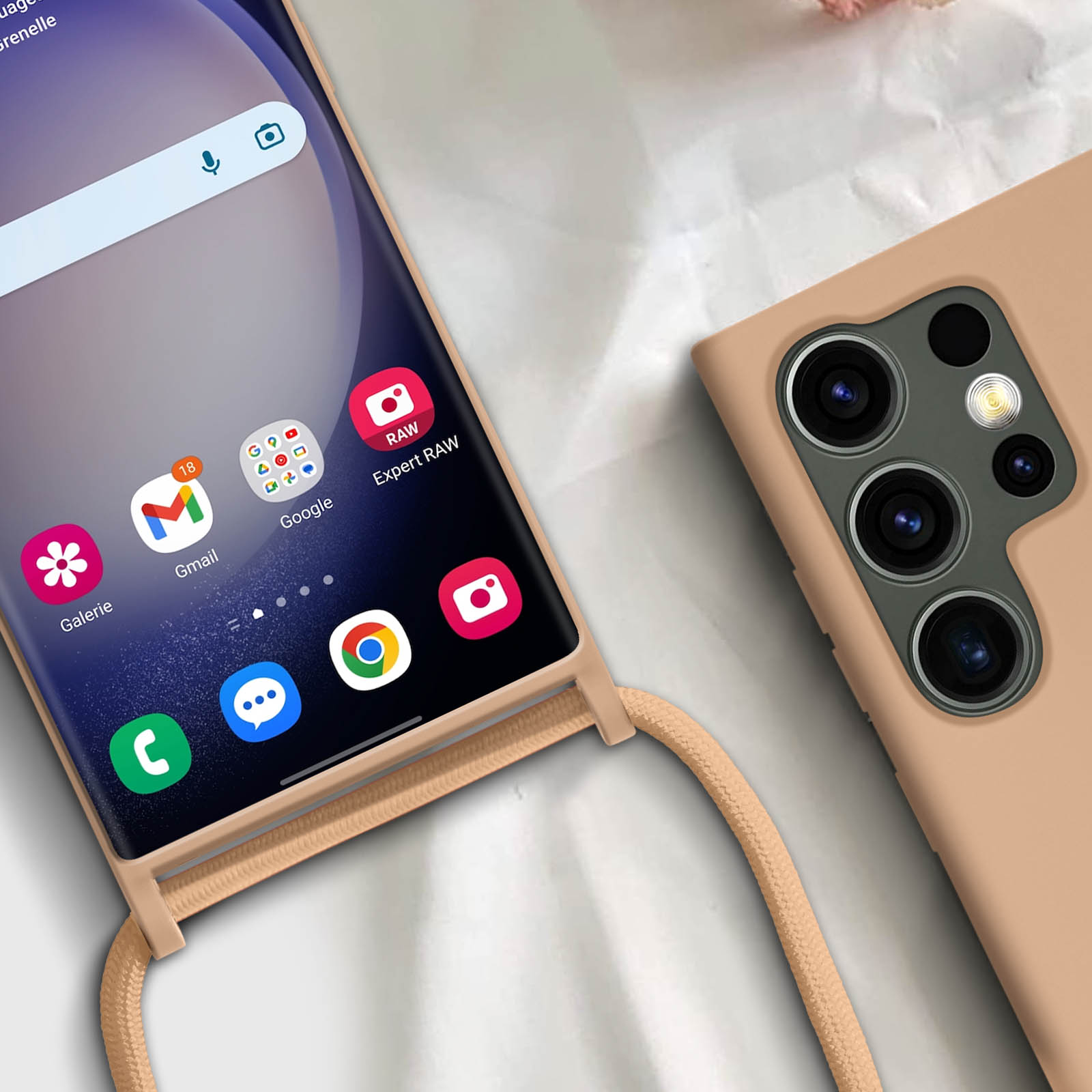 Un telefono con cordino, app e custodia a sinistra, una custodia con fotocamere a destra.