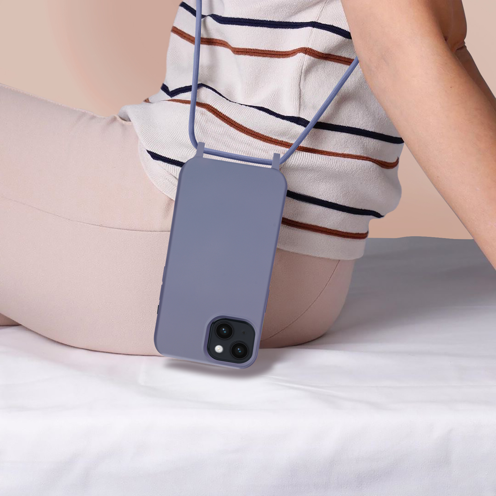 Persoon met gestreept shirt, paarse telefoonhoes en koord.