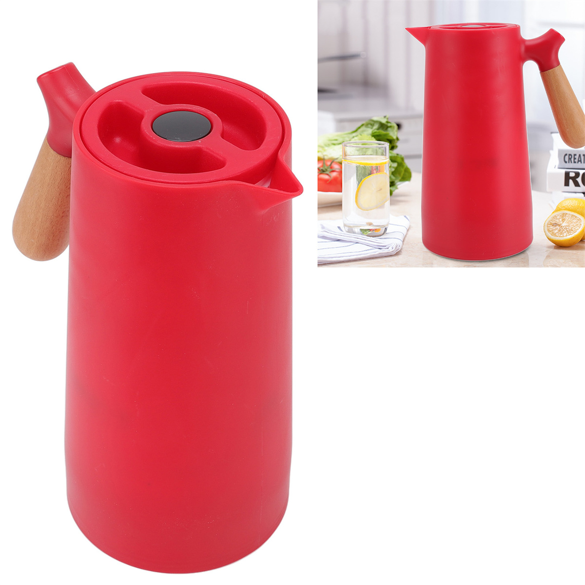 Roter Krug mit Holzgriff. Ein Glas Wasser mit Zitronenscheiben in der Nähe.