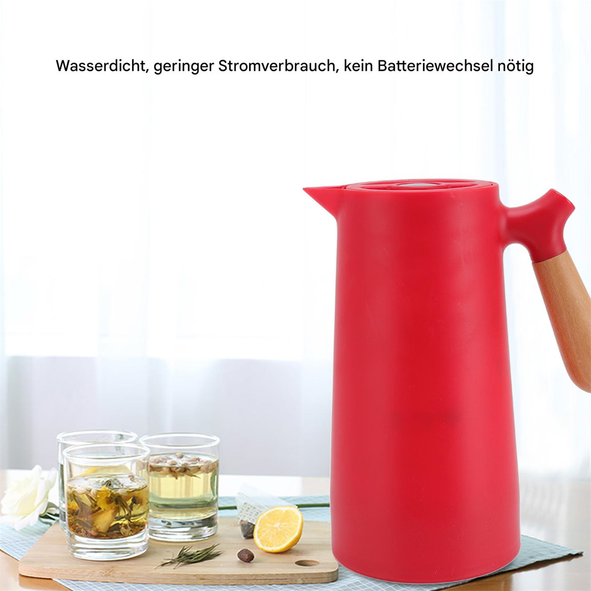Rote Thermosflasche mit Holzgriff. Zwei Gläser und eine Zitrone auf Holzbrett, weißer Hintergrund.