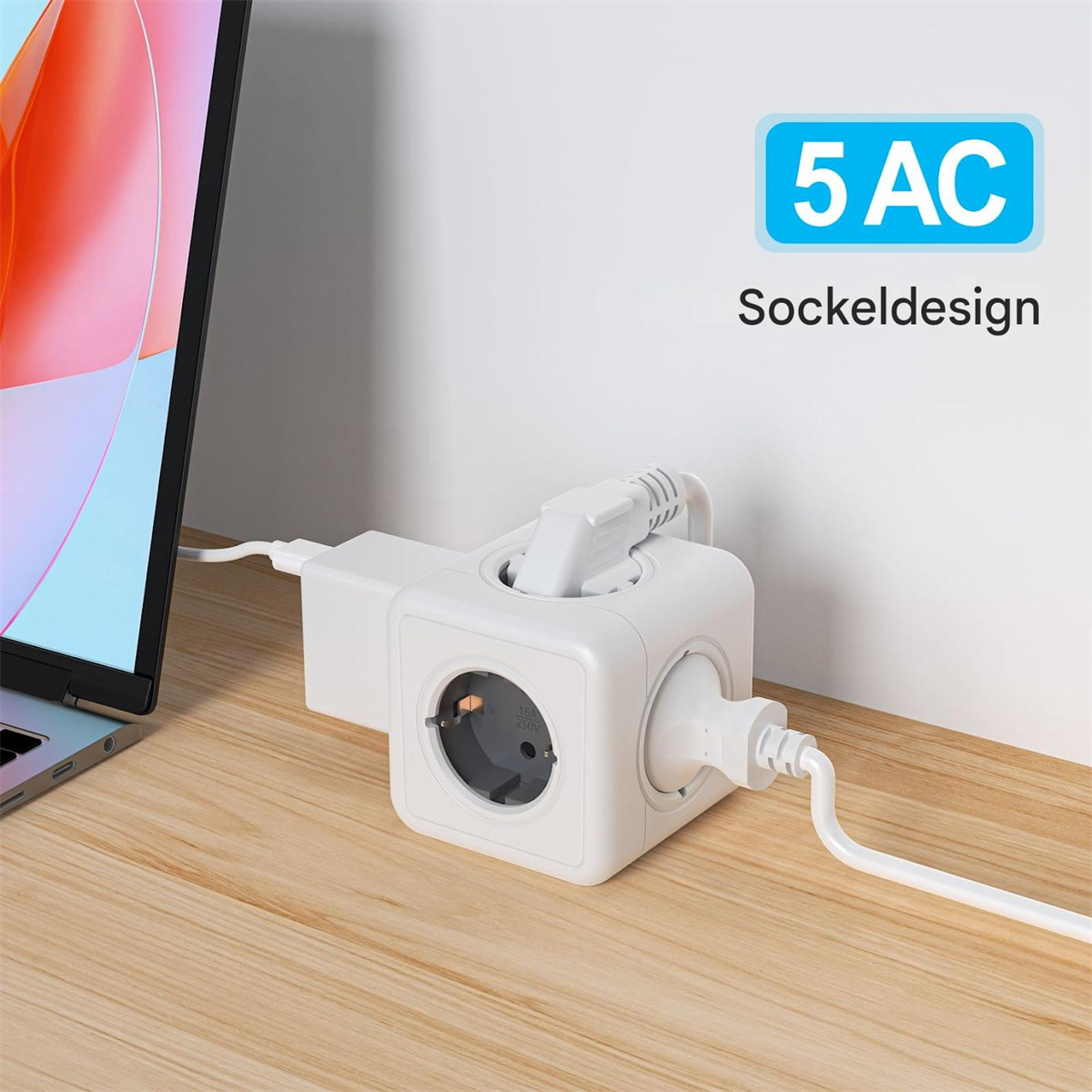 Weißer Mehrfachstecker mit drei Steckdosen. Text: '5 AC' und 'Sockeldesign'. Der Stecker liegt auf einem Tisch.