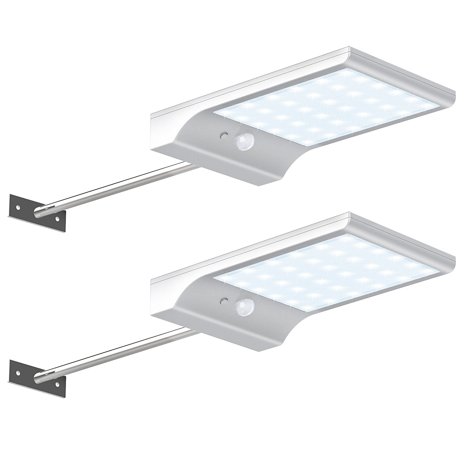 Zwei weiße Solarlampen an einer Wand montiert. Jede Leuchte hat mehrere LEDs und einen Sensor.