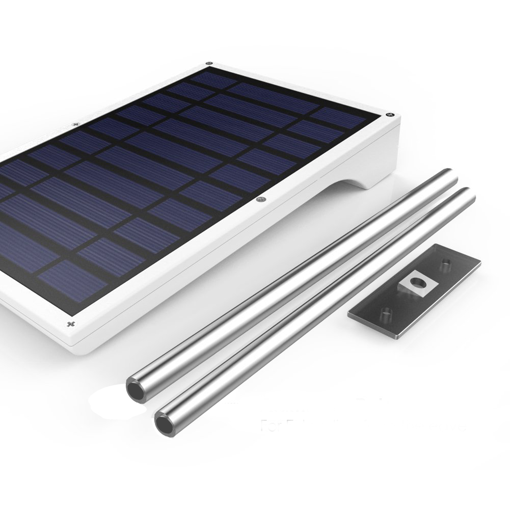 Solarpanel-Kit mit blauem Zellenpanel, zwei silbernen Stangen und einer Montagehalterung vor weißem Hintergrund.