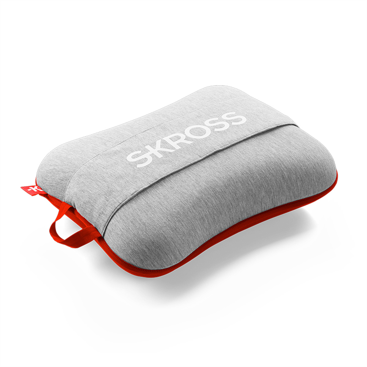 Oreiller de voyage gris avec bordure rouge, logo SKROSS blanc. Poignée rouge. Fond blanc.