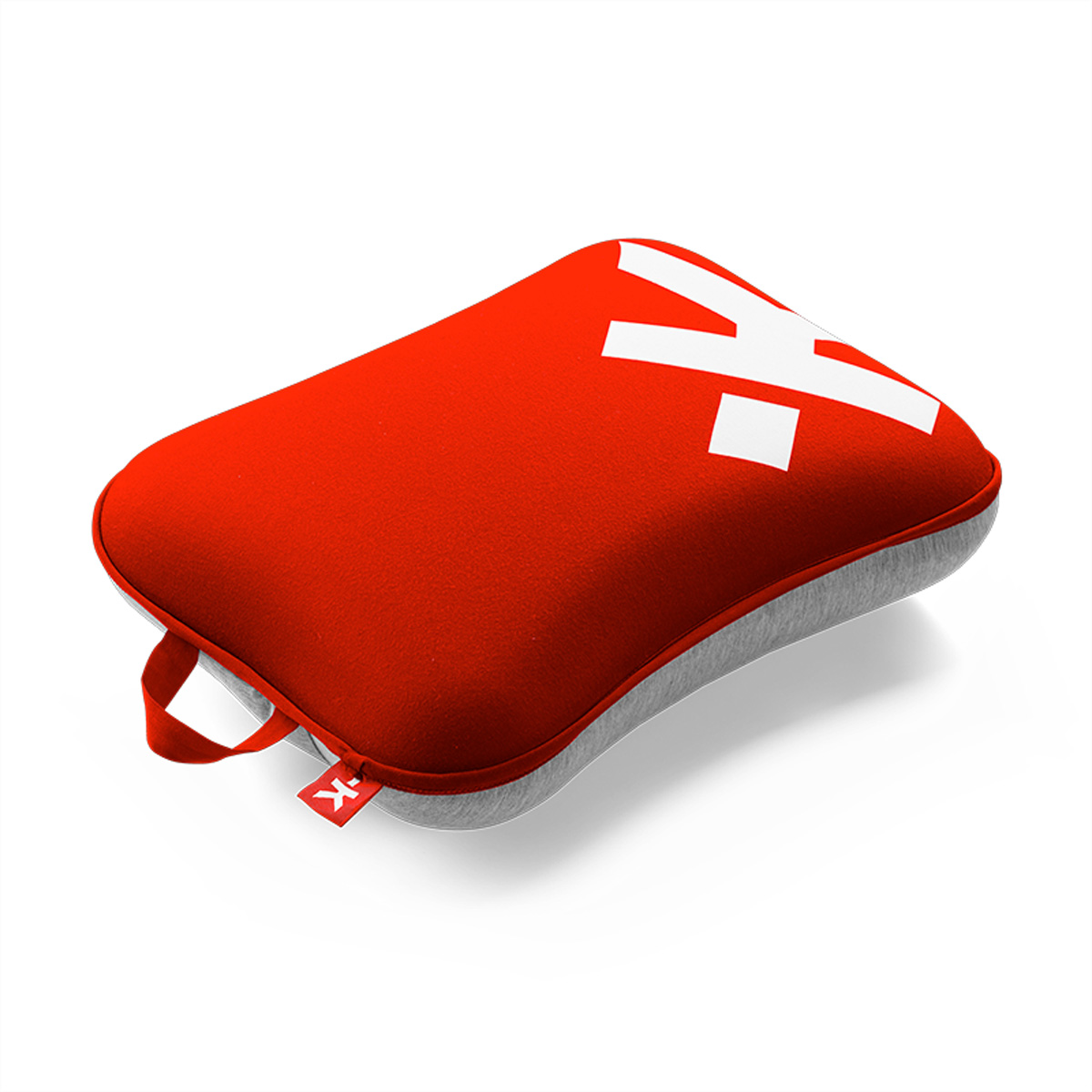 Oreiller rouge avec design 'K' blanc et poignée, sur surface blanche. Bord gris.