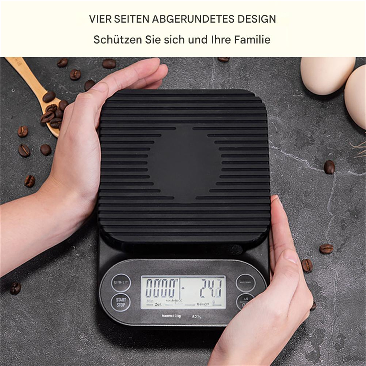 Hände halten eine schwarze Waage mit Kaffeebohnenmuster. Text auf Deutsch oben.