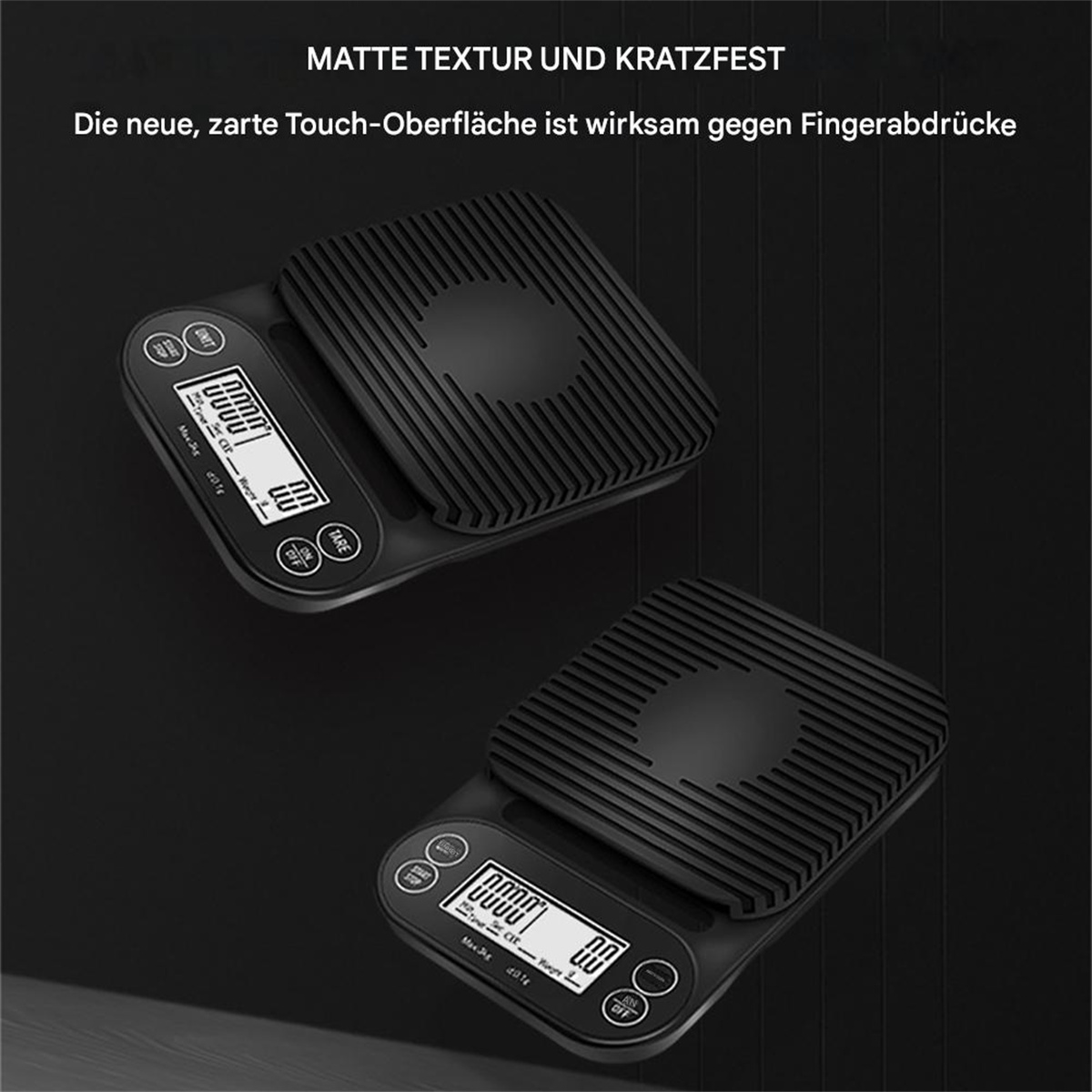 Zwei schwarze Digitalwaagen mit Zahlen. Text lautet: „MATTE TEXTUR UND KRATZFEST“.