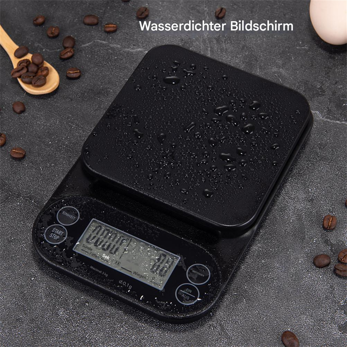 Schwarze digitale Küchenwaage mit Wassertropfen, Kaffeebohnen und einem Holzlöffel auf dunkler Oberfläche.