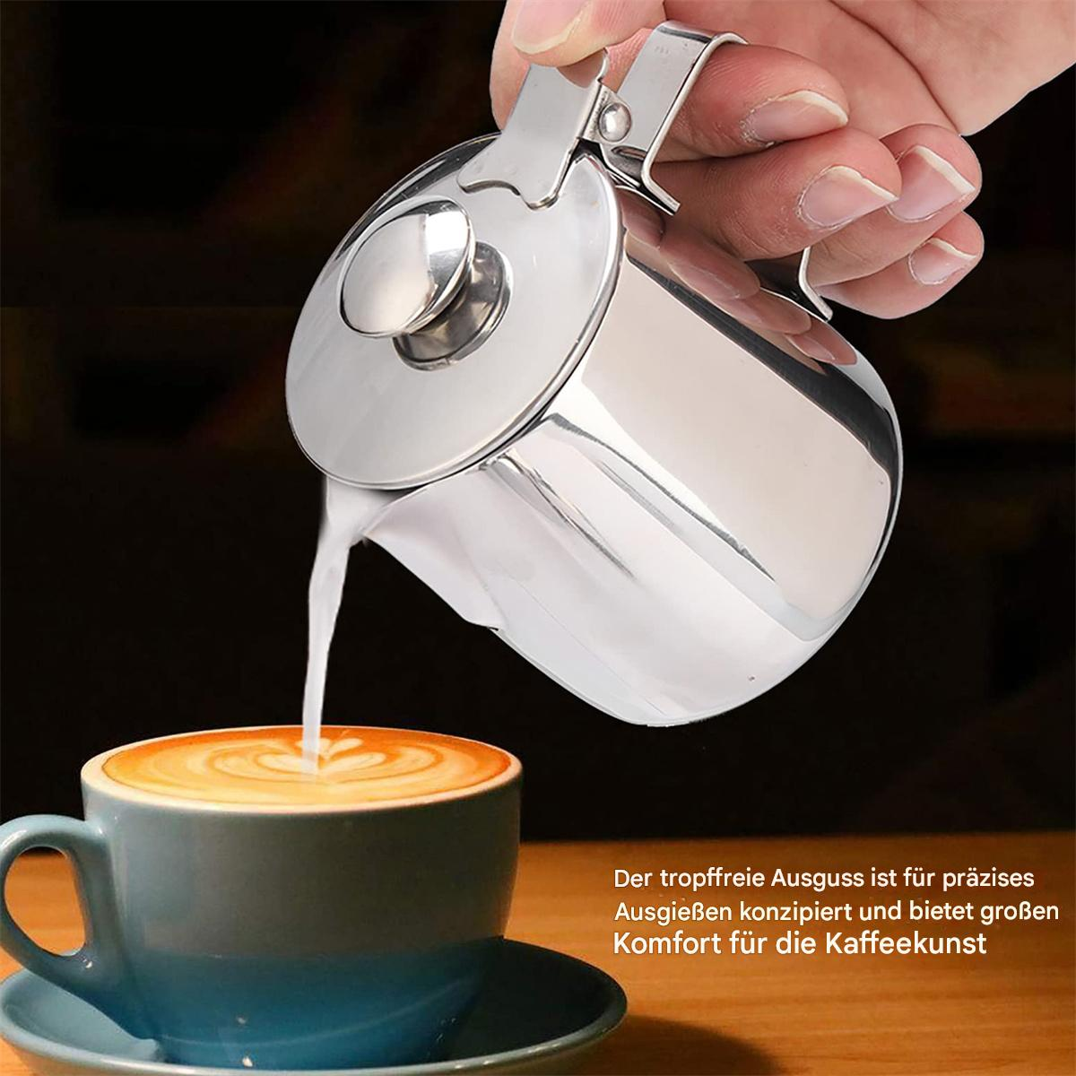 Silberner Krug gießt weiße Flüssigkeit in eine Tasse Latte Art. Text im Bild.