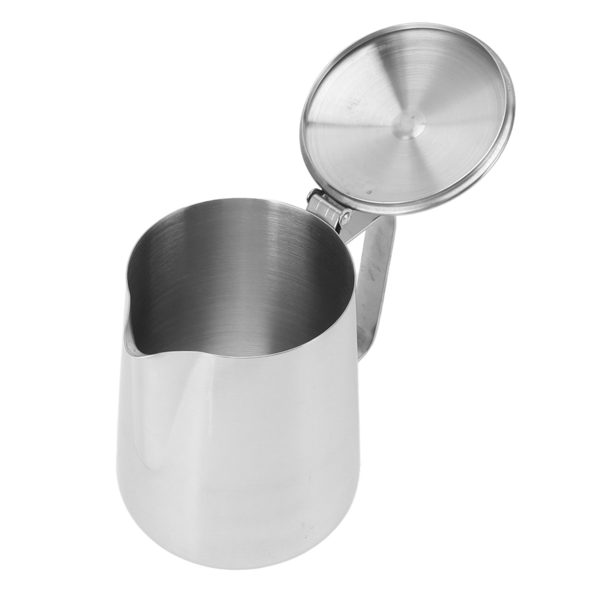 Milchkännchen aus Edelstahl, offen. Glänzendes Metall, Henkel, weißer Hintergrund.