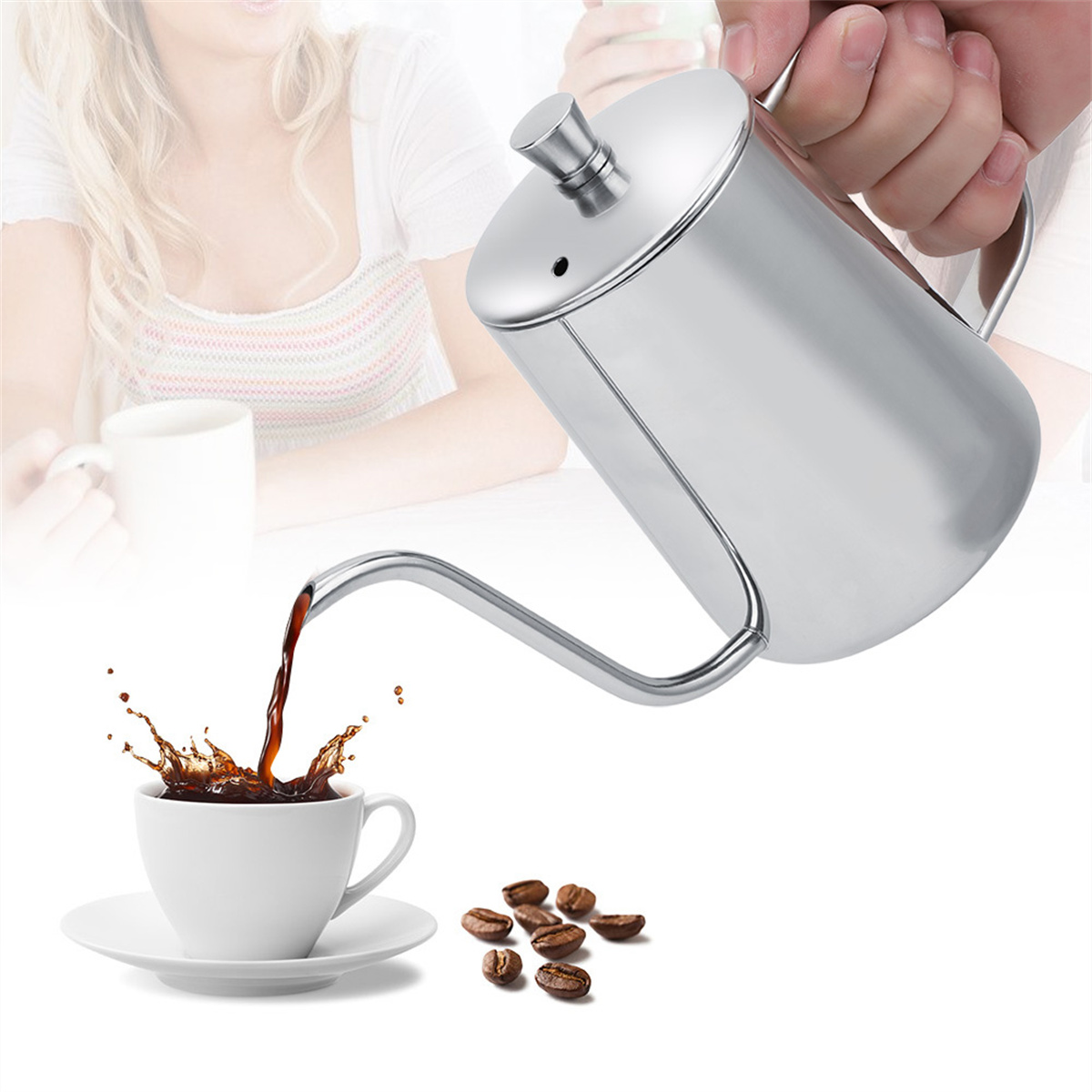 Kaffee wird in eine Tasse gegossen. Kaffeebohnen und eine Untertasse. Verschwommener Hintergrund.