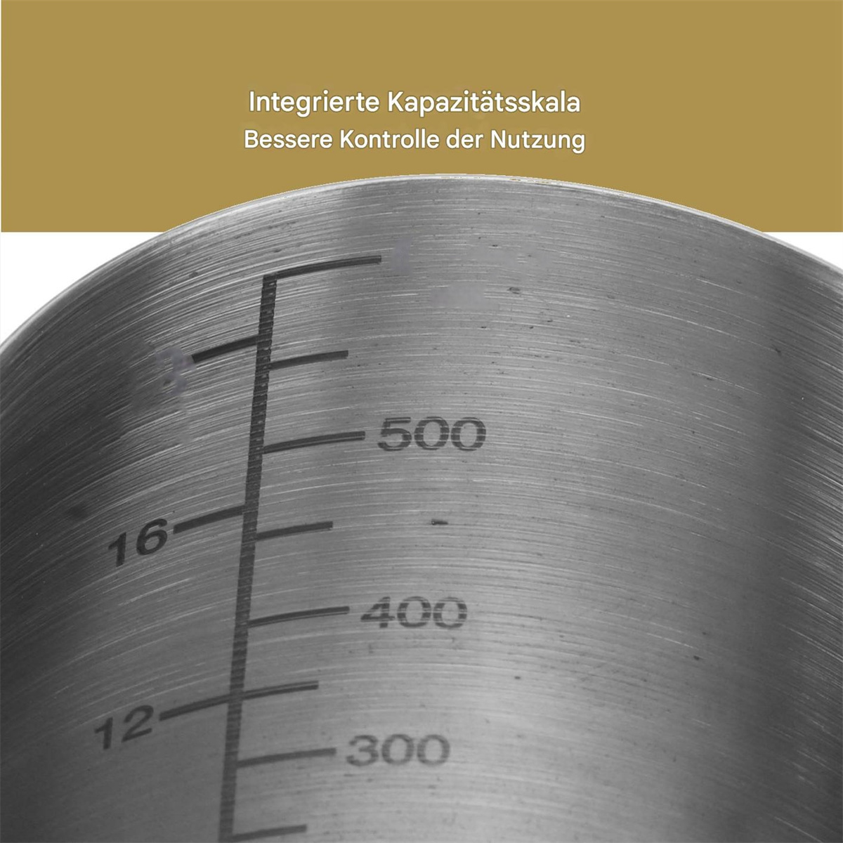 Nahaufnahme eines Metallmessbechers mit Kapazitätsmarkierungen.