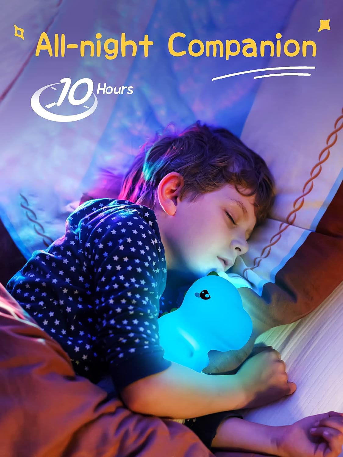 Ein Junge schläft mit einem blau leuchtenden Spielzeug. Der Text lautet 'All-night Companion'.