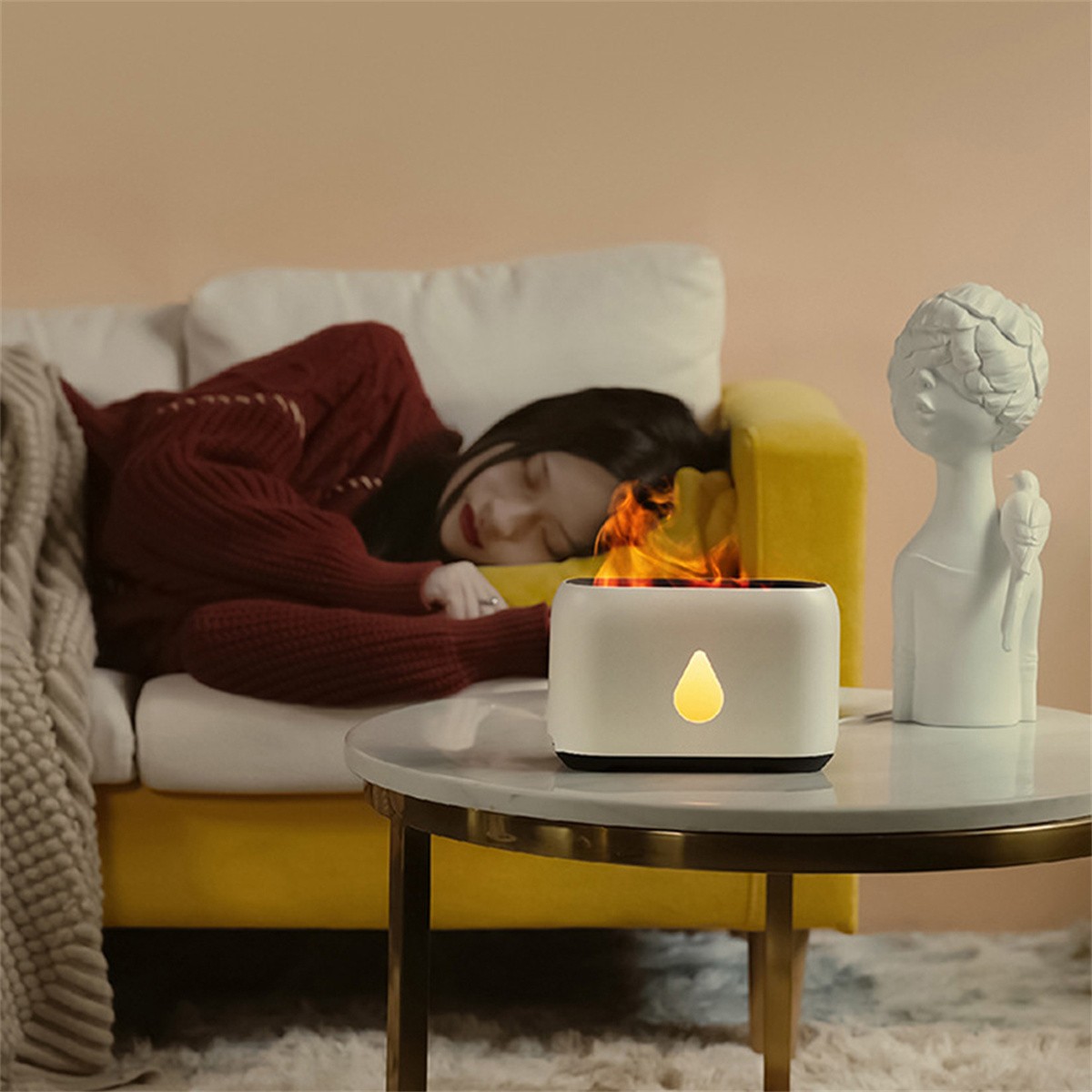 Schlafende Frau neben flammendem Luftbefeuchter. Statue rechts.