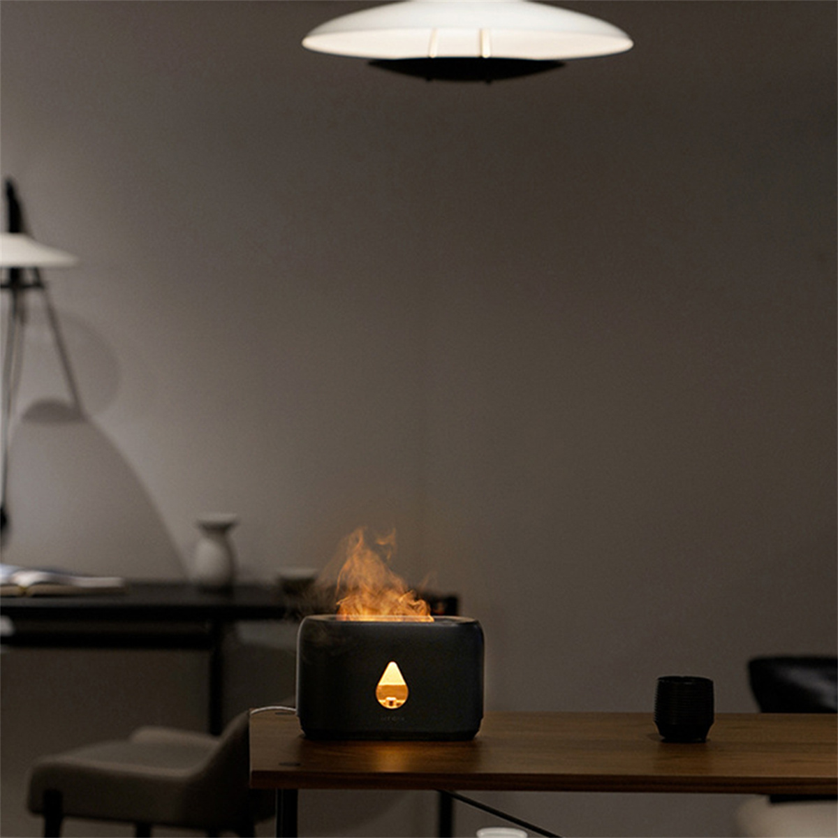 Schwarzer, flammenförmiger Luftreiniger auf einem Tisch, mit Innenraum.