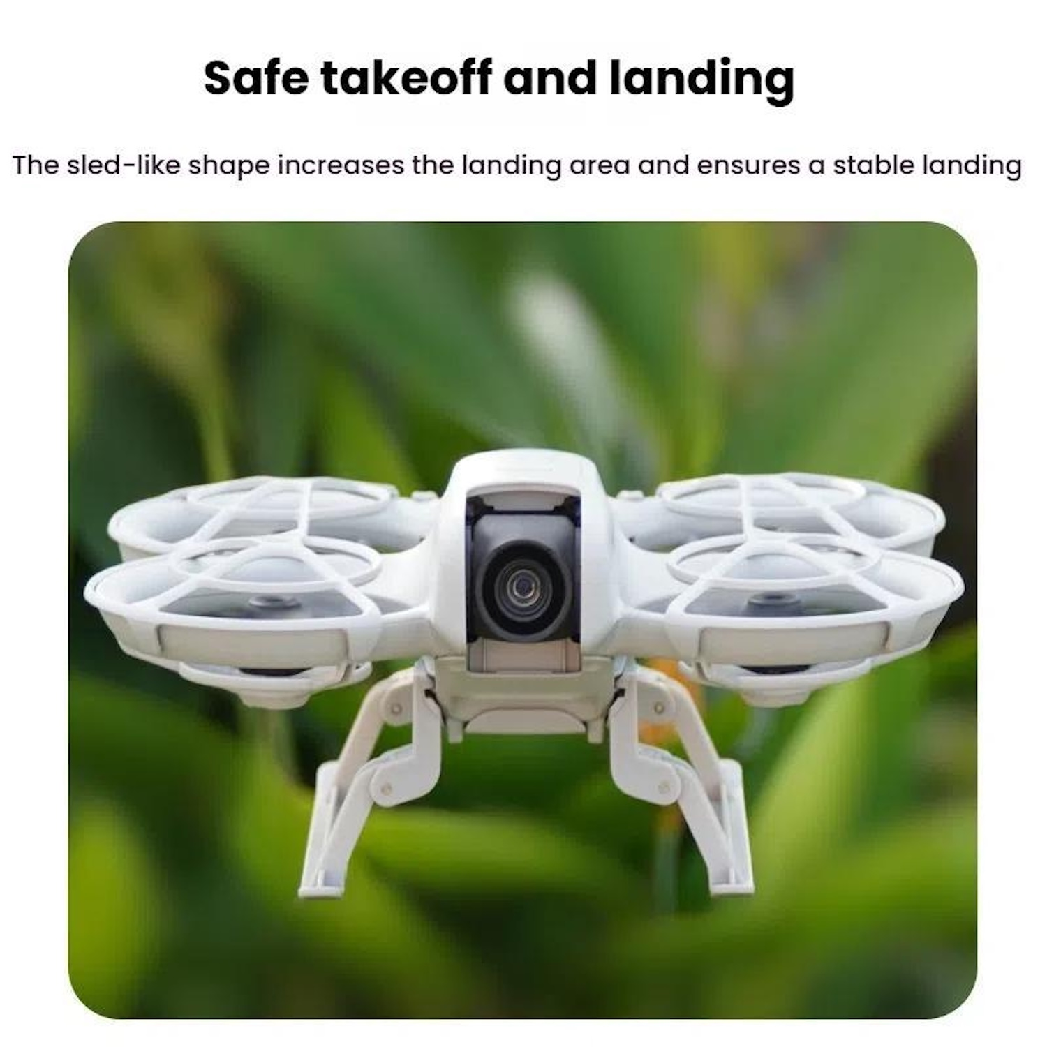 Un drone bianco con quattro eliche su uno sfondo verde sfocato.