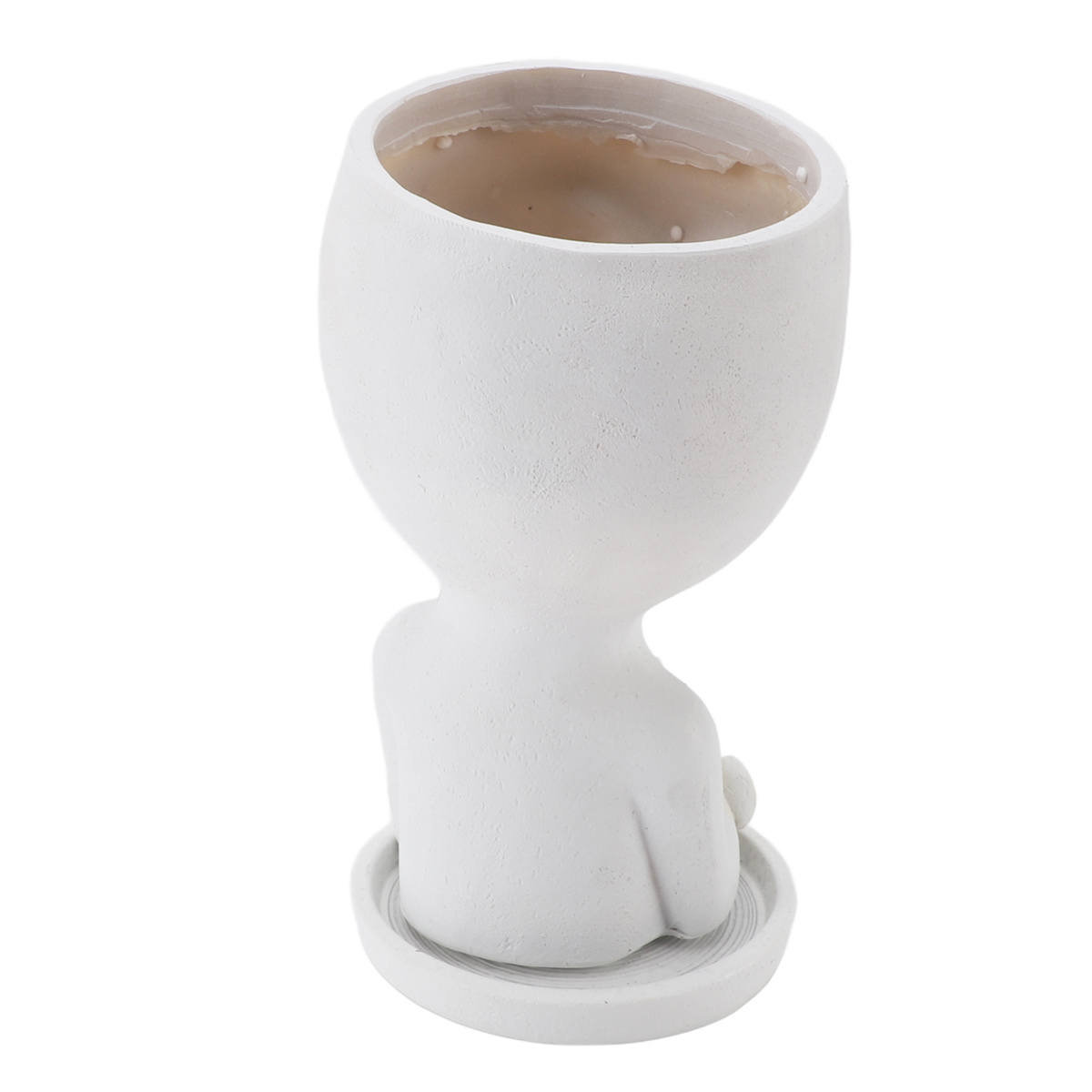 Weiße Keramikvase in Form einer sitzenden Person, die etwas hält. Sie steht auf einer weißen Oberfläche.