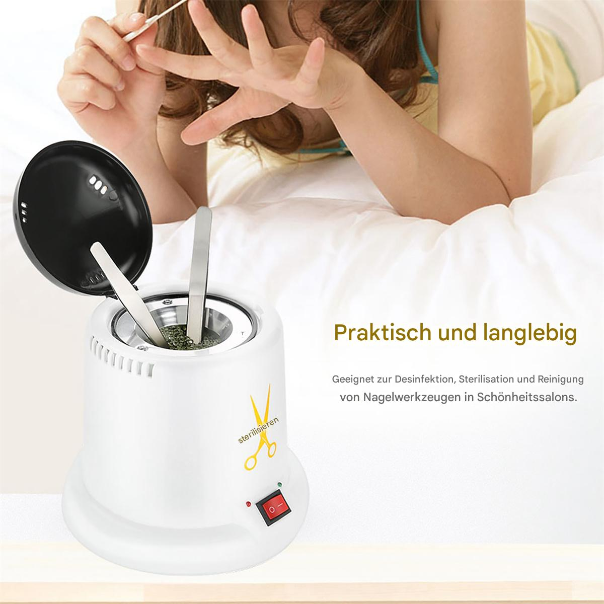 Sterilisator mit Maniküre-Werkzeugen. Frau liegt im Hintergrund auf dem Bett. Weißer Hintergrund.