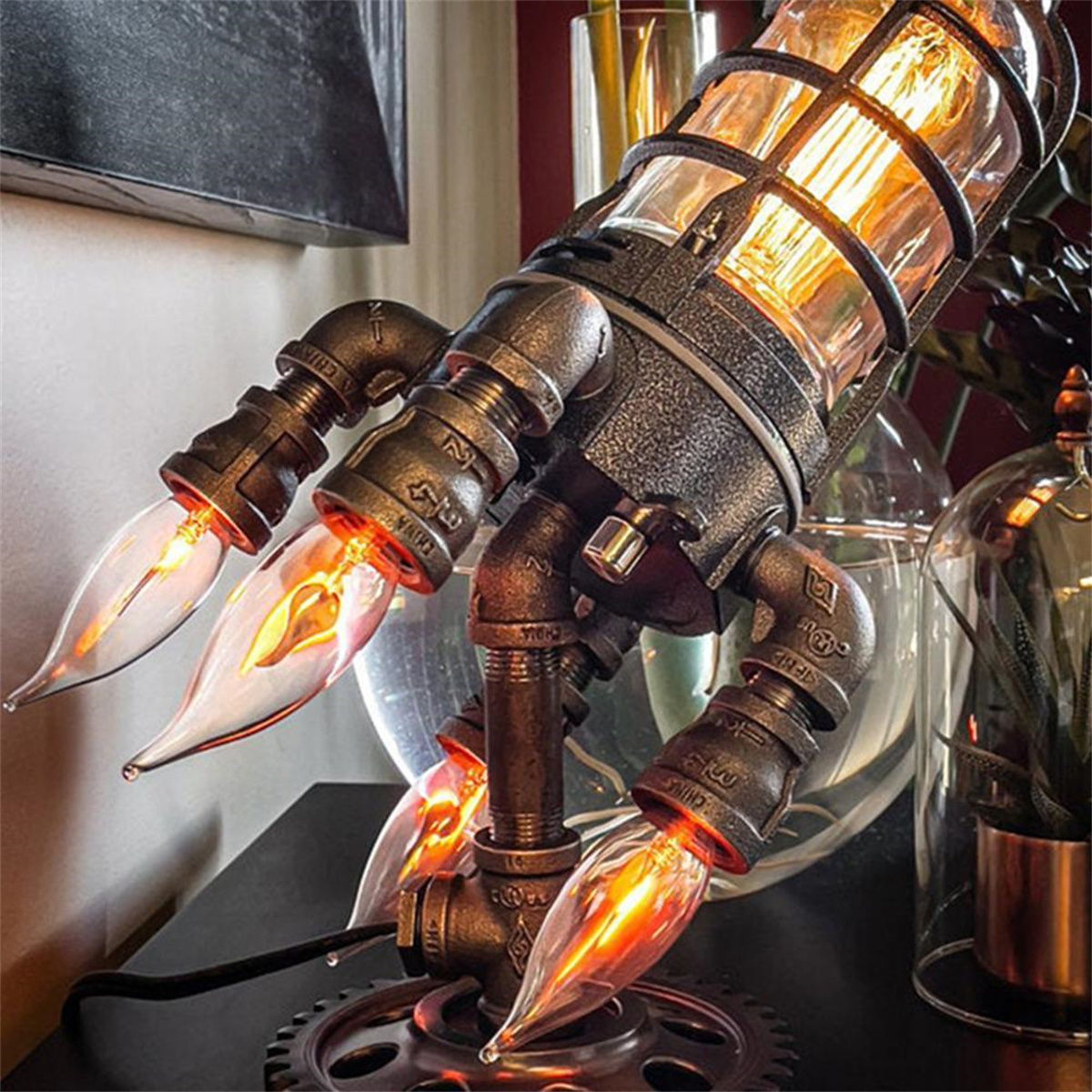Steampunk-Raketenlampe. Sie hat drei Glühbirnen, die wie Flammen aussehen. Auf dunkler Oberfläche.