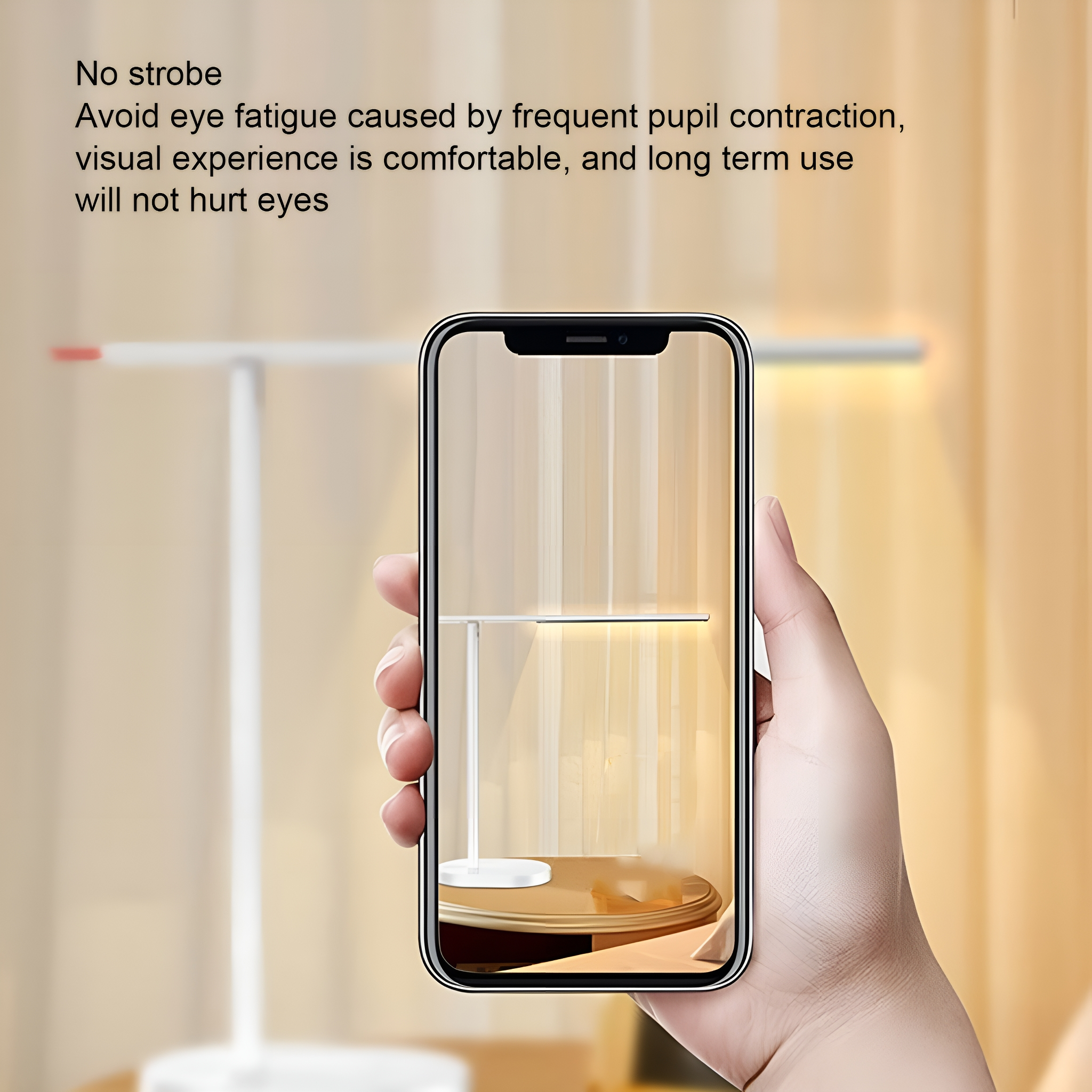 Eine Hand hält ein Smartphone, das eine Lampenanzeige zeigt. Eine Lampe ist im Hintergrund.