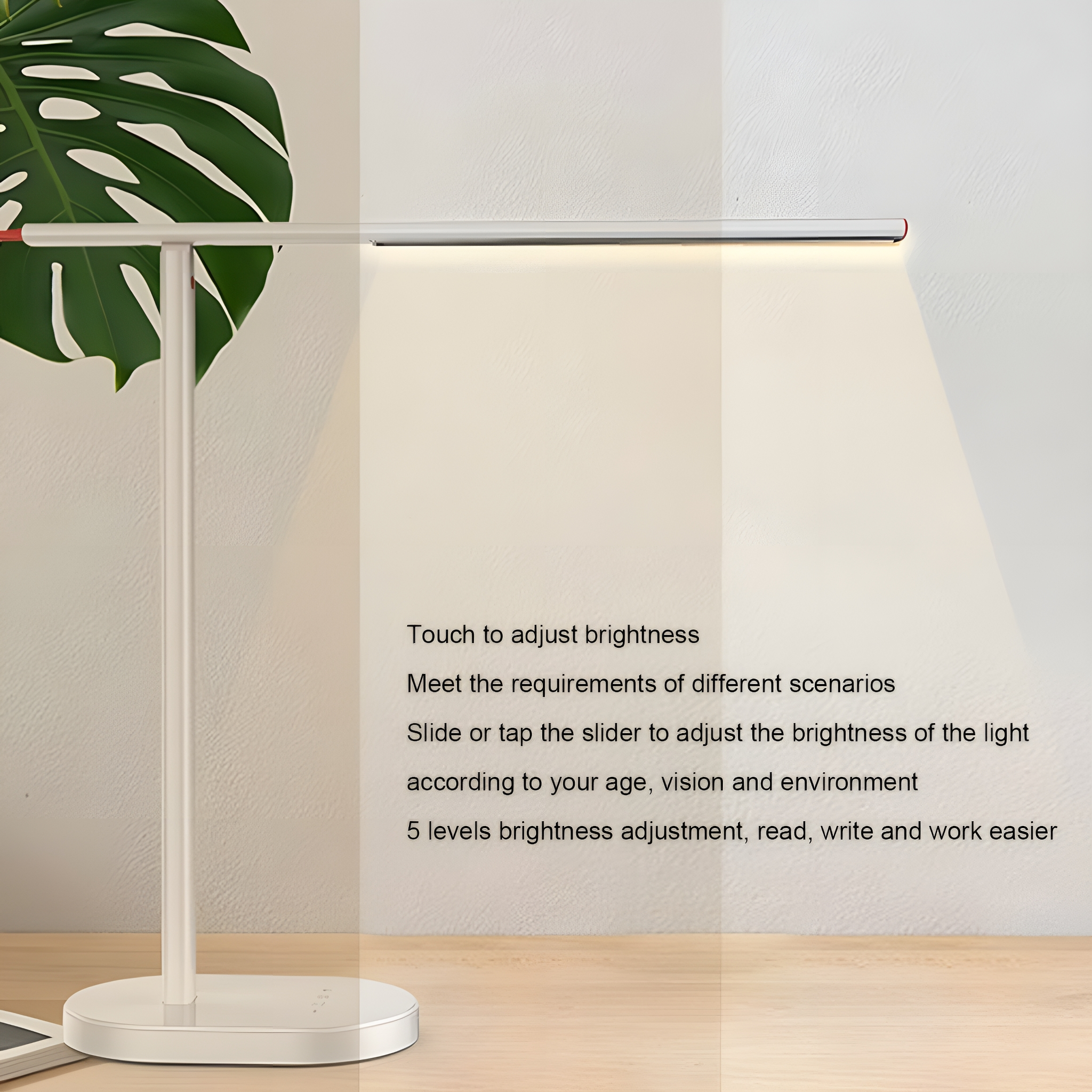 Weiße Schreibtischlampe mit roten Akzenten, die einen Schreibtisch beleuchtet. Text über Helligkeitseinstellung.