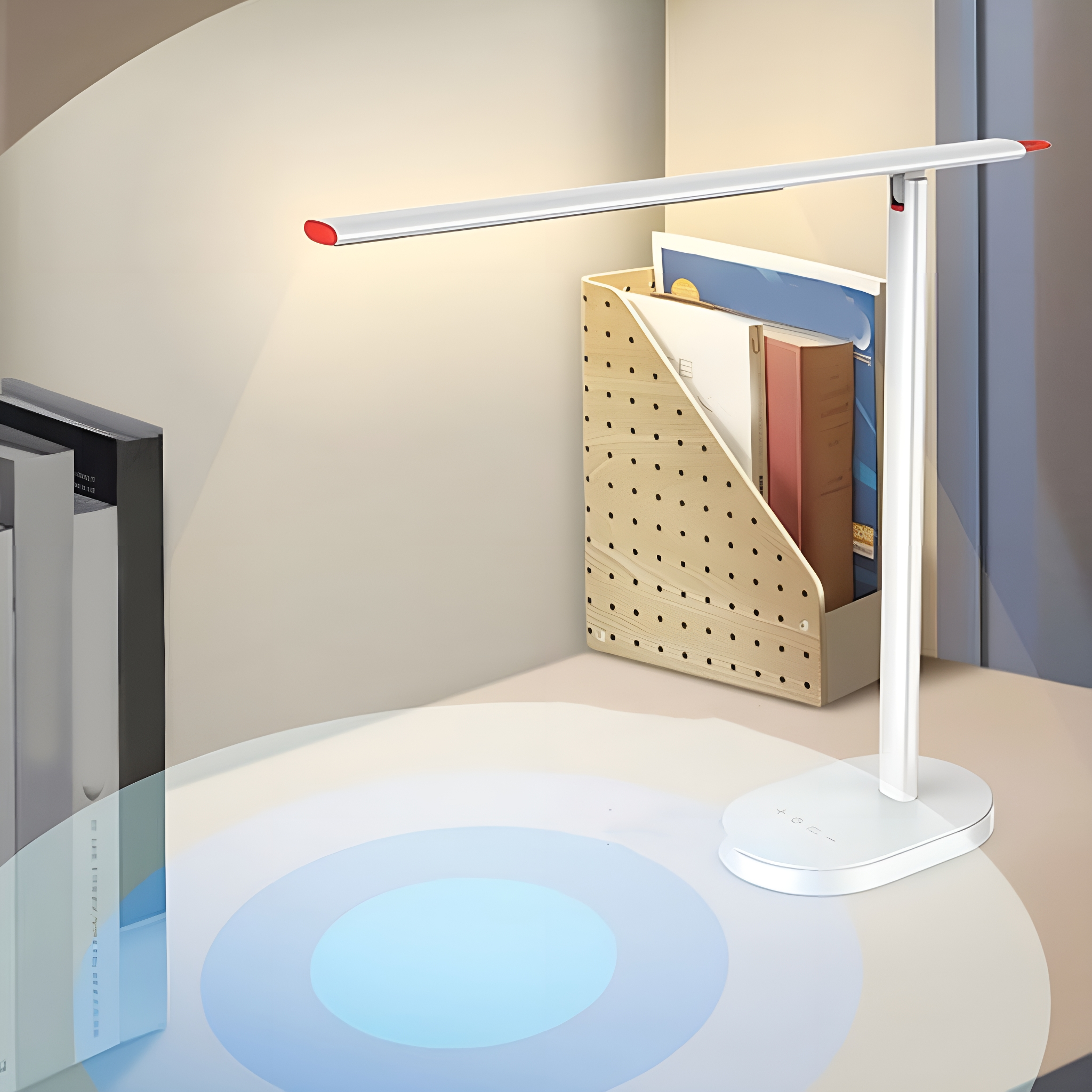 Eine moderne weiße Schreibtischlampe mit roter Spitze. Im Hintergrund ein Zeitschriftenhalter mit Büchern.