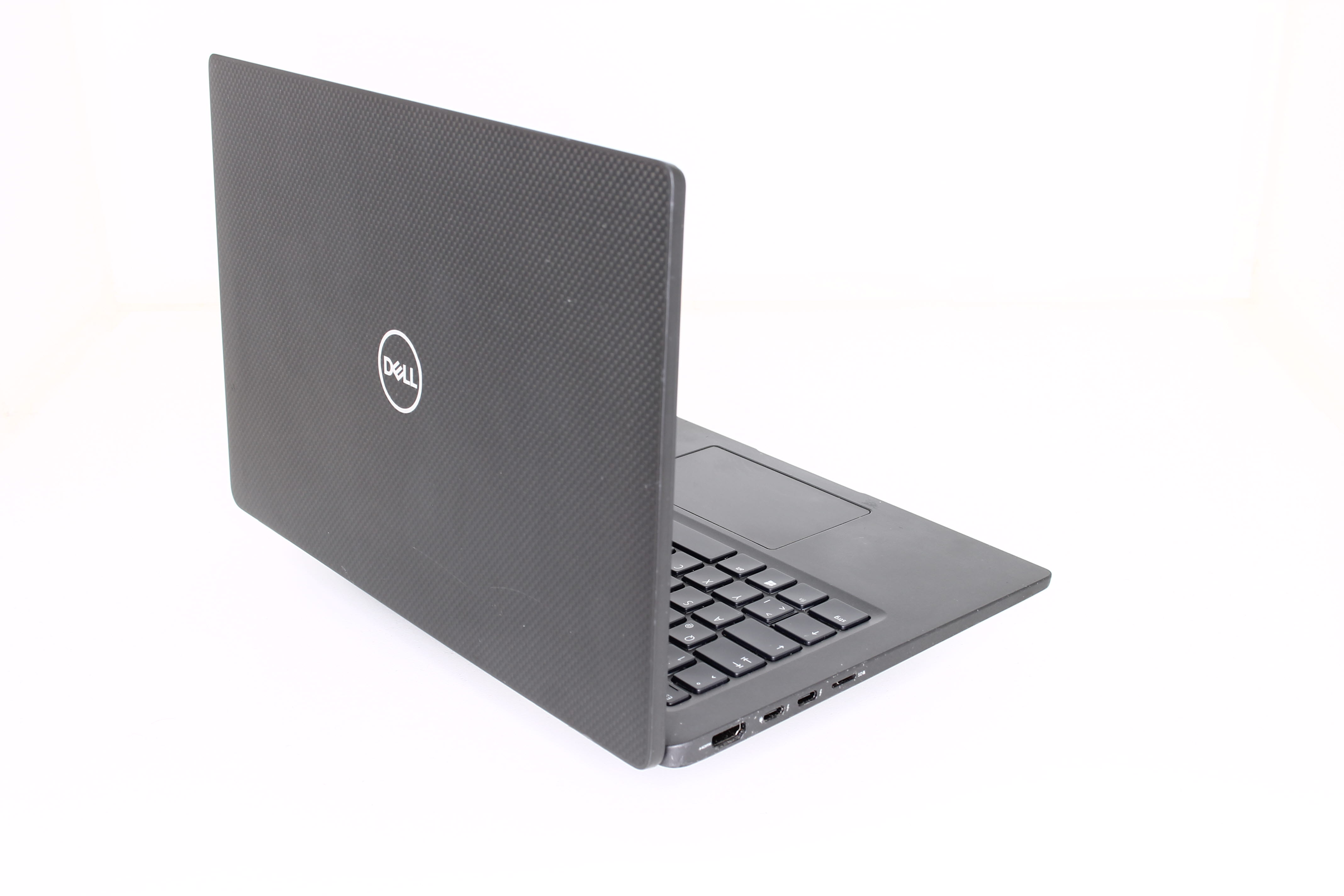 Dell Laptop, schwarz, leicht geöffnet. Weißer Hintergrund.